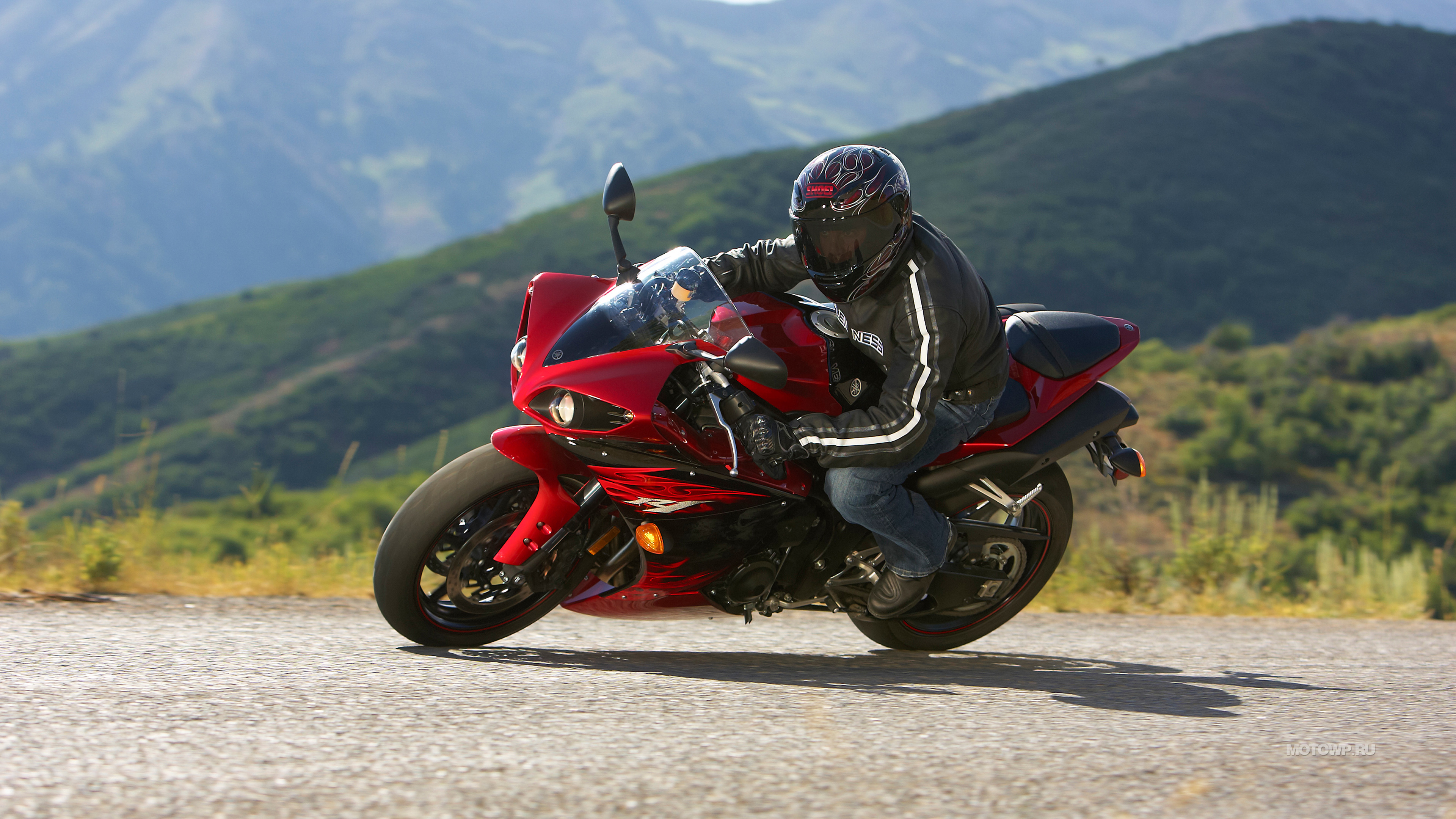 Hombre Con Chaqueta Negra Montando Bicicleta Deportiva Roja. Wallpaper in 3840x2160 Resolution