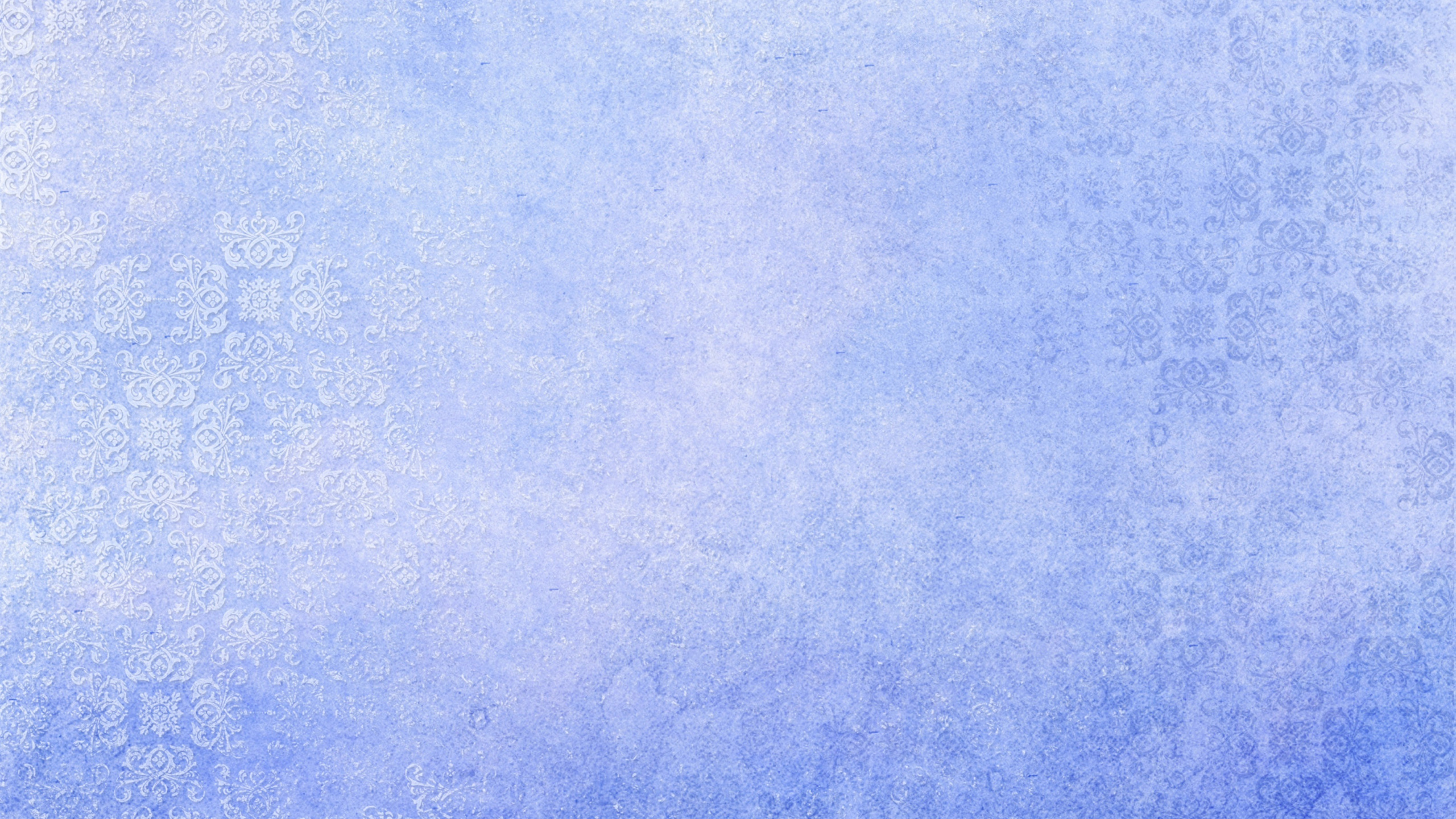 Textile Bleu Sur Table en Bois Marron. Wallpaper in 2560x1440 Resolution