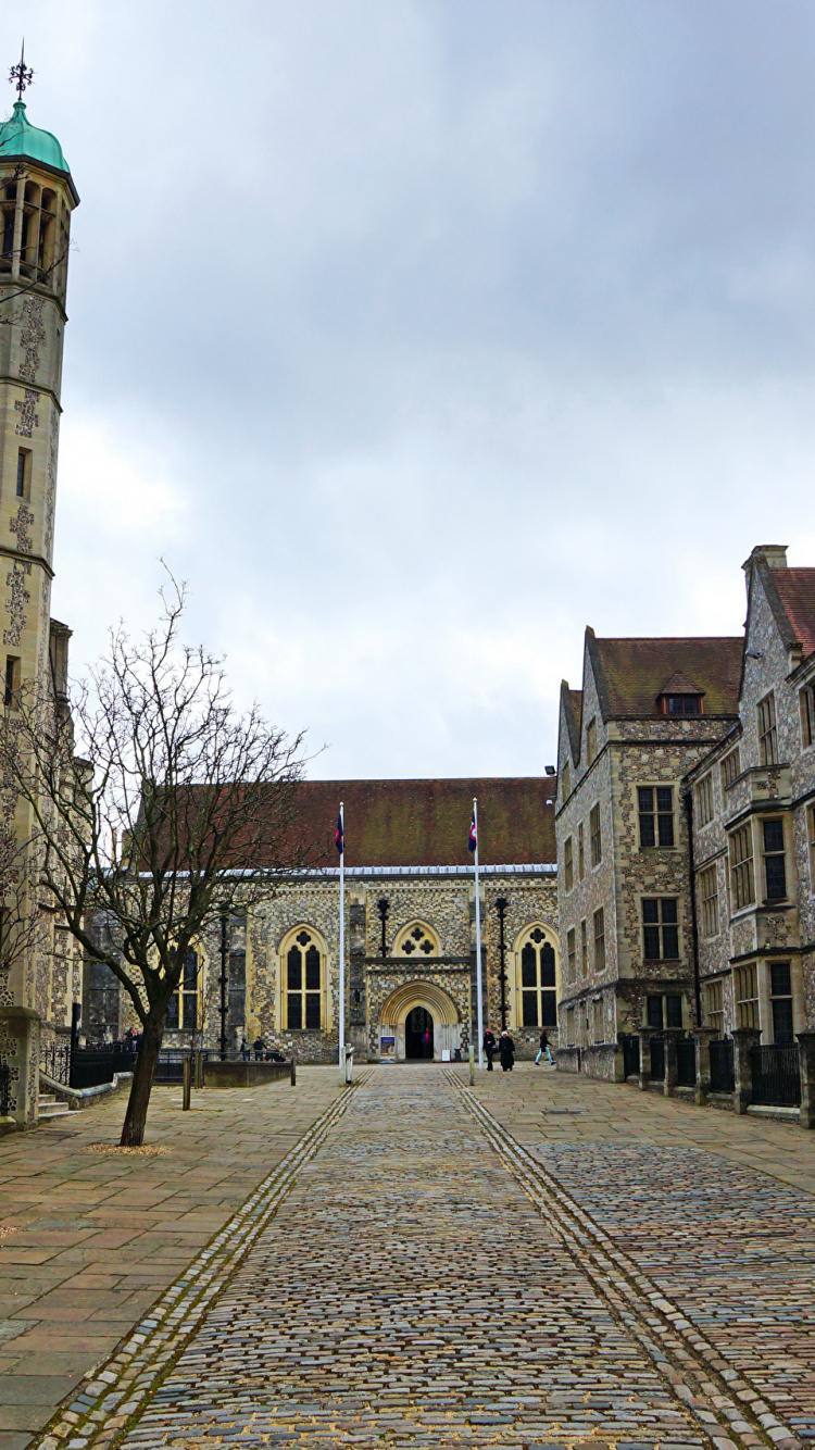 Edificio de Hormigón Marrón Bajo Nubes Blancas Durante el Día. Wallpaper in 750x1334 Resolution