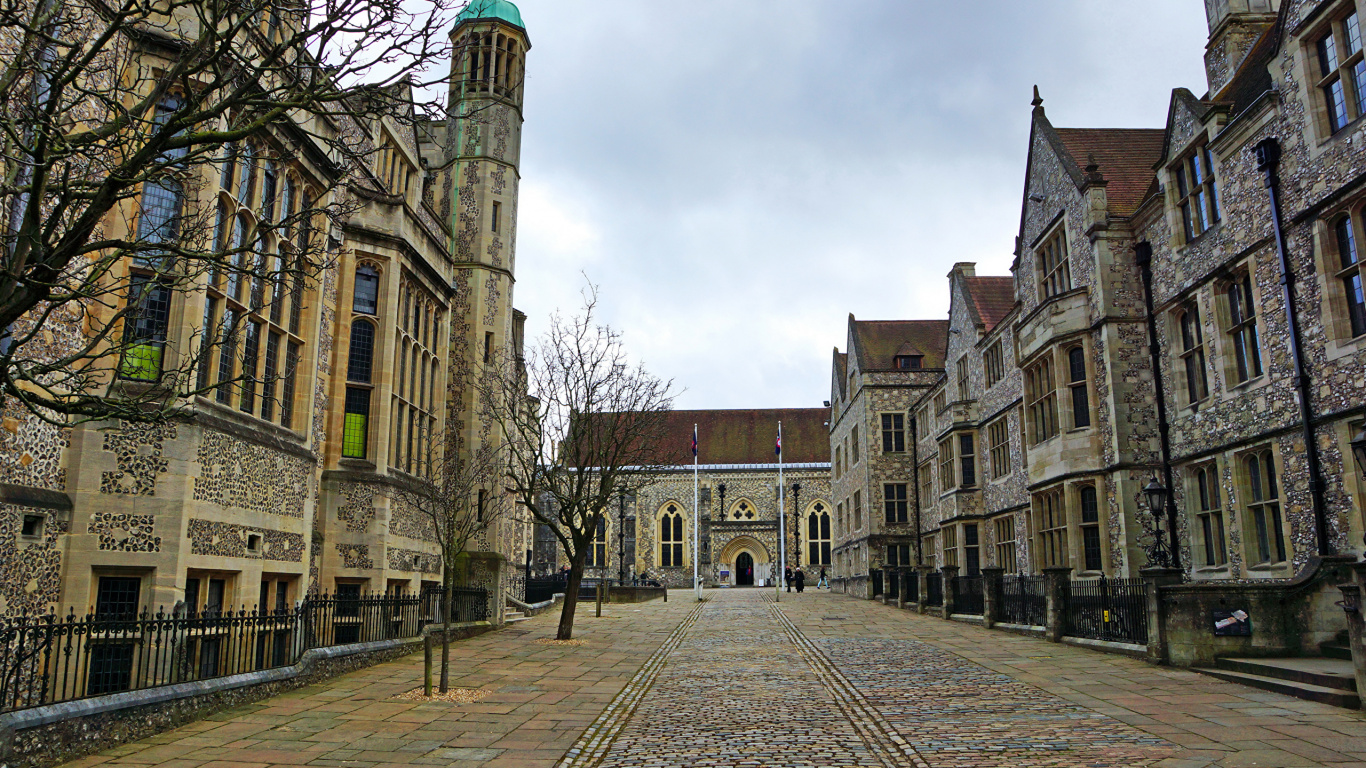 Braunes Betongebäude Unter Weißen Wolken Tagsüber. Wallpaper in 1366x768 Resolution