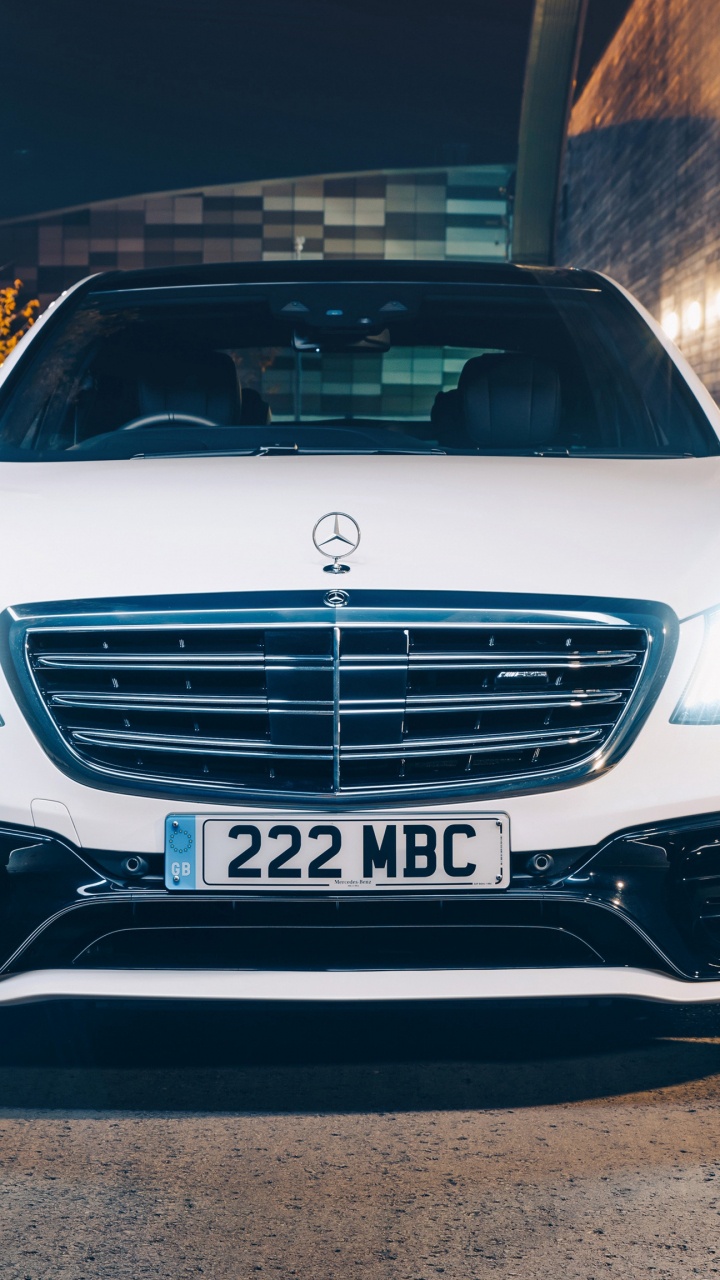 Mercedes Benz Blanco Coche Aparcado Cerca Del Edificio. Wallpaper in 720x1280 Resolution