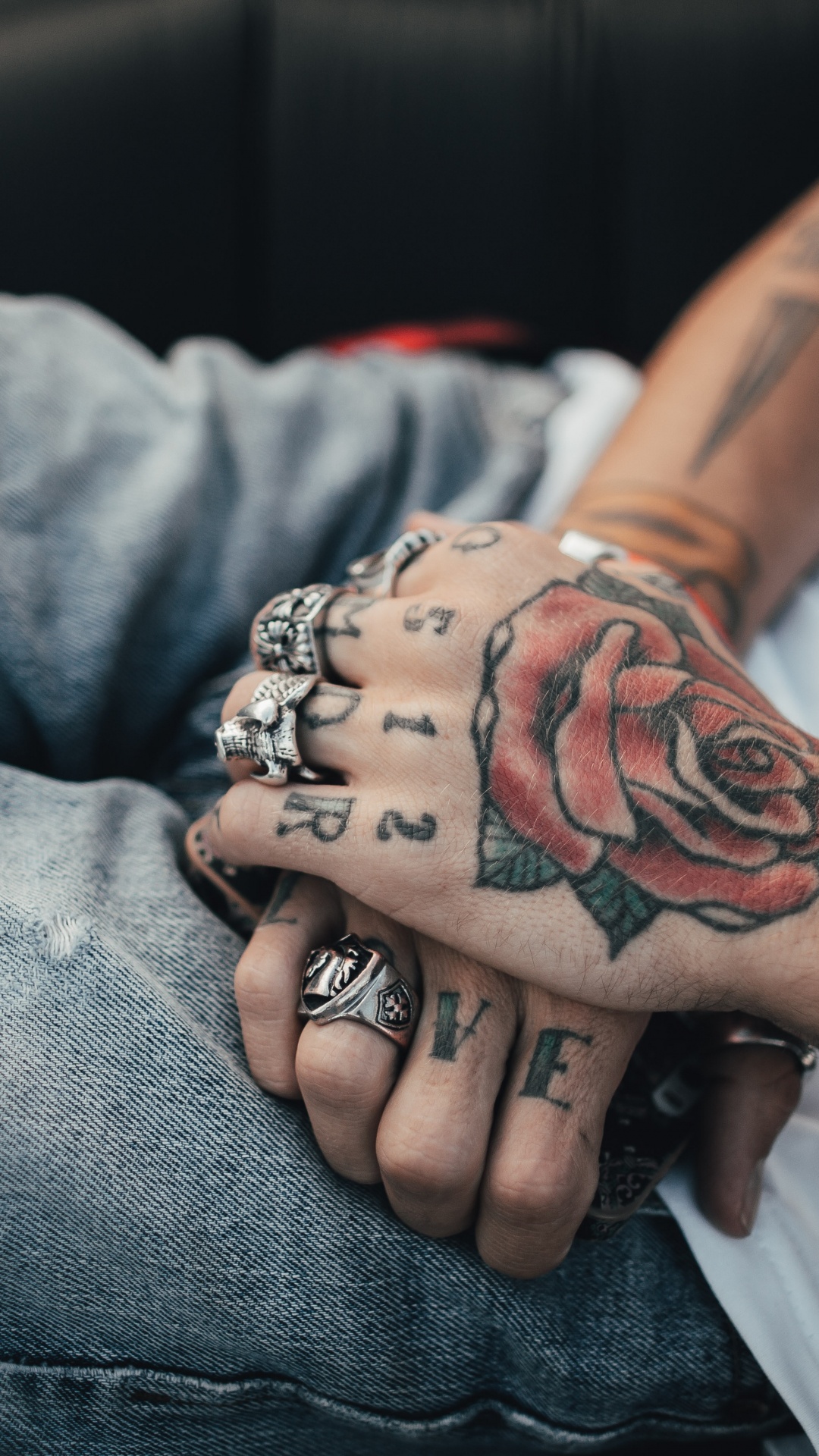 Personne Avec un Tatouage de Rose Noire et Rouge Sur le Bras Gauche. Wallpaper in 1080x1920 Resolution