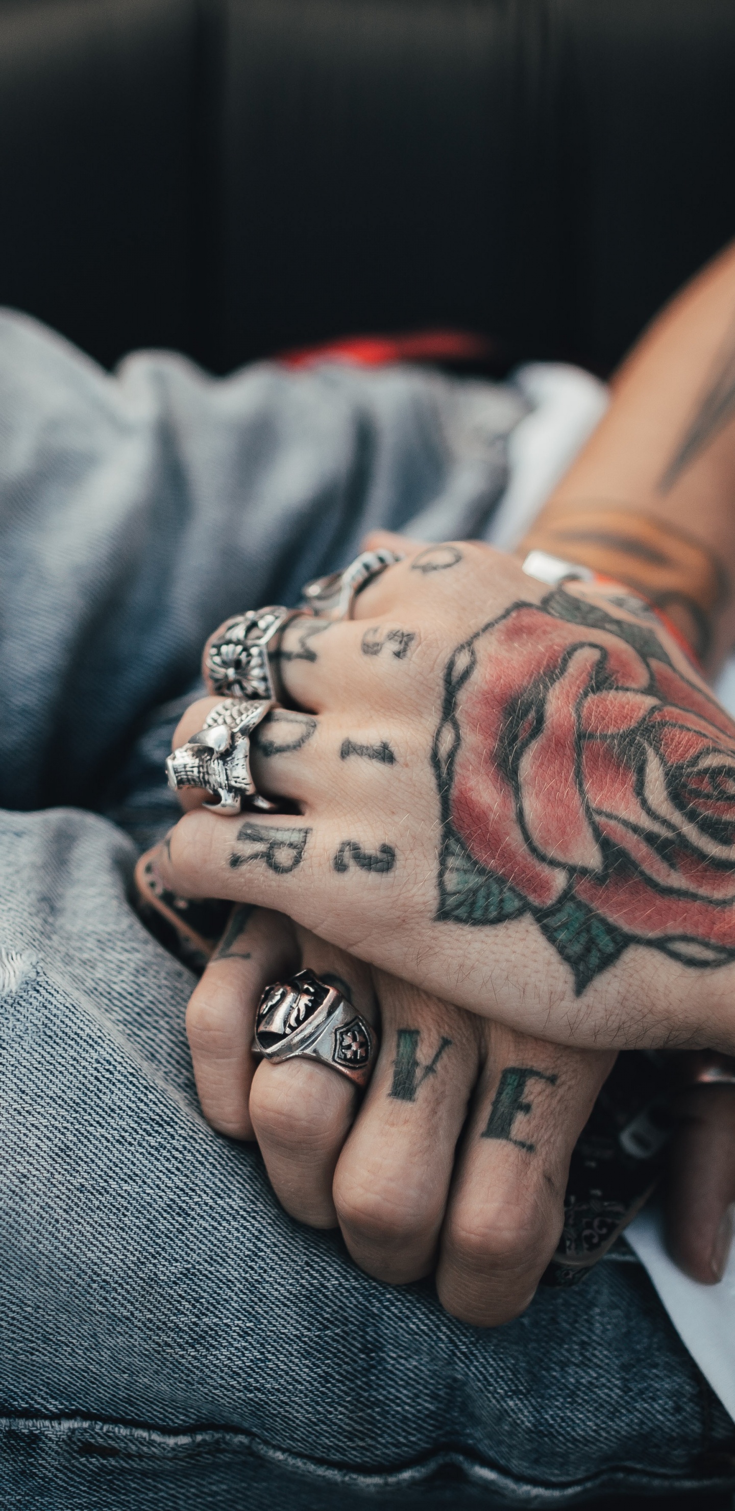 Personne Avec un Tatouage de Rose Noire et Rouge Sur le Bras Gauche. Wallpaper in 1440x2960 Resolution