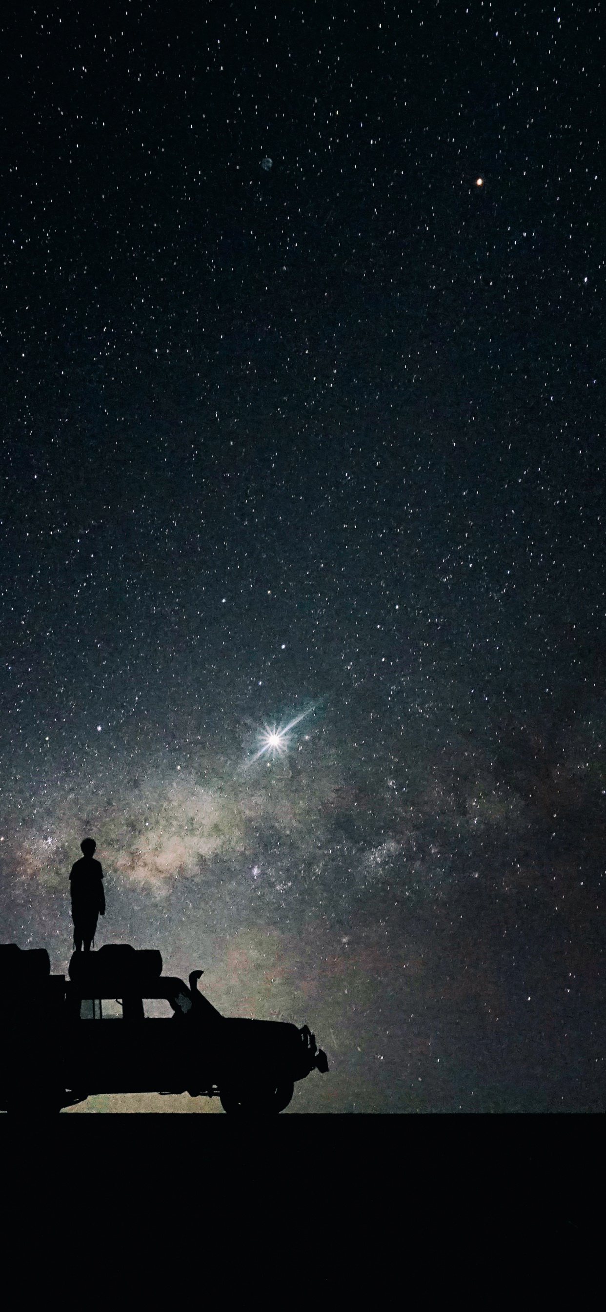 Silueta de la Persona Que Viaja en Coche Amarillo Durante la Noche. Wallpaper in 1242x2688 Resolution