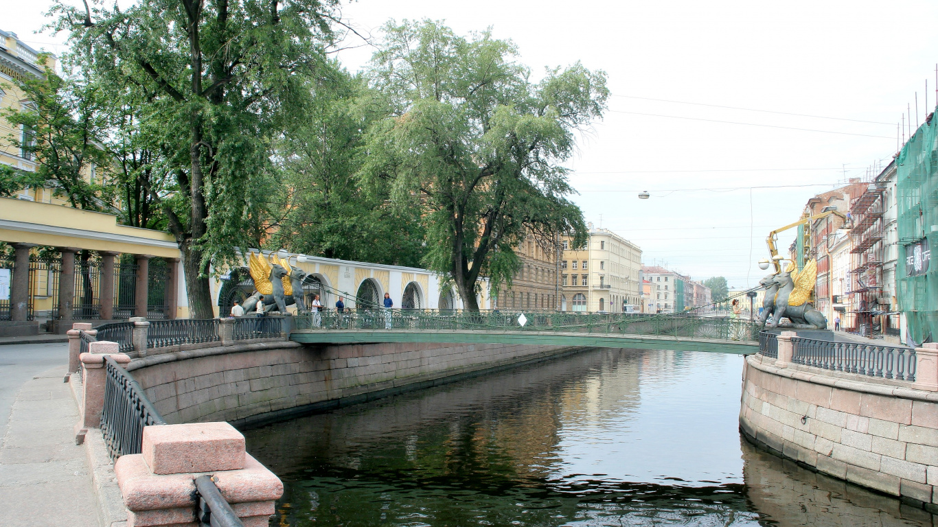 Gente Caminando en el Puente Sobre el Río Durante el Día. Wallpaper in 1366x768 Resolution