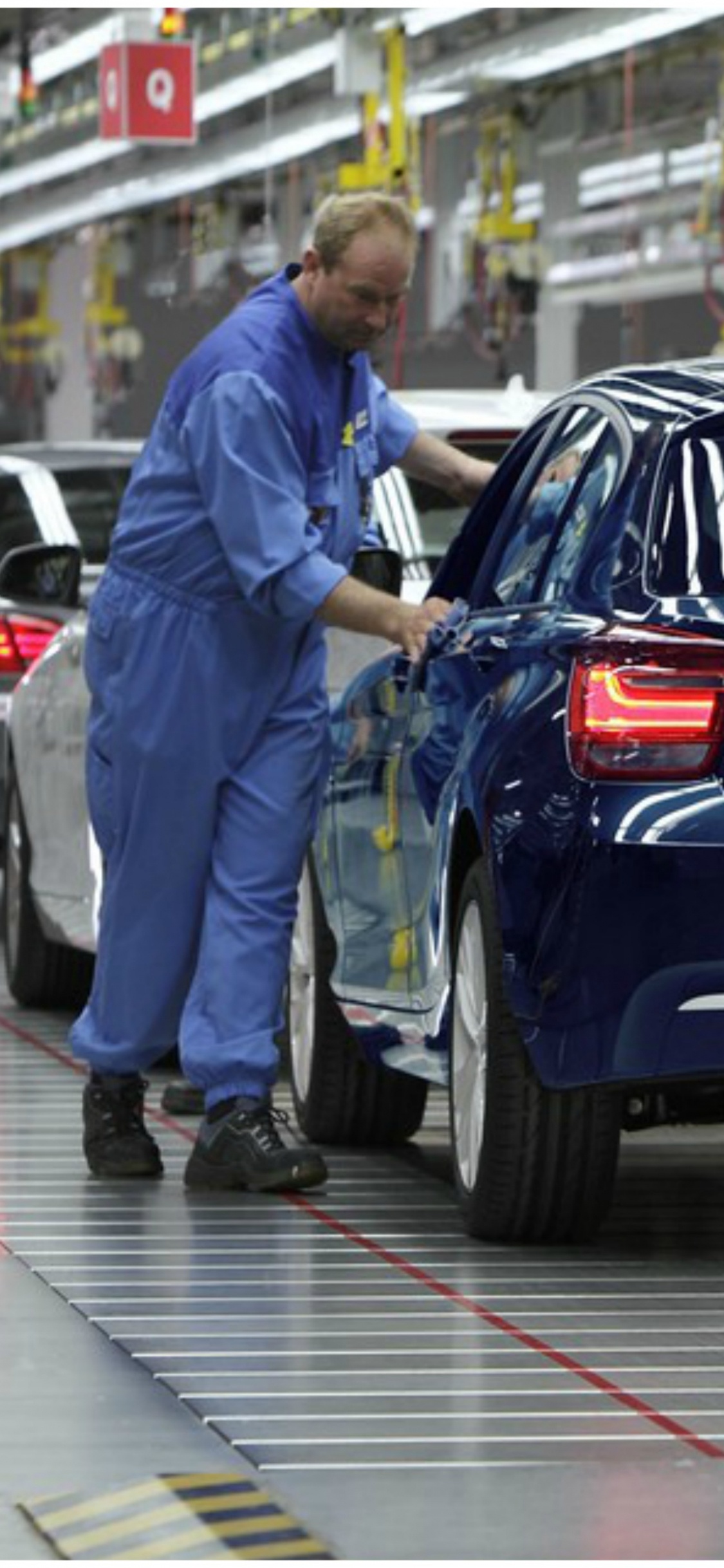 Blauer Volkswagen Käfer Tagsüber Unterwegs Road. Wallpaper in 1125x2436 Resolution