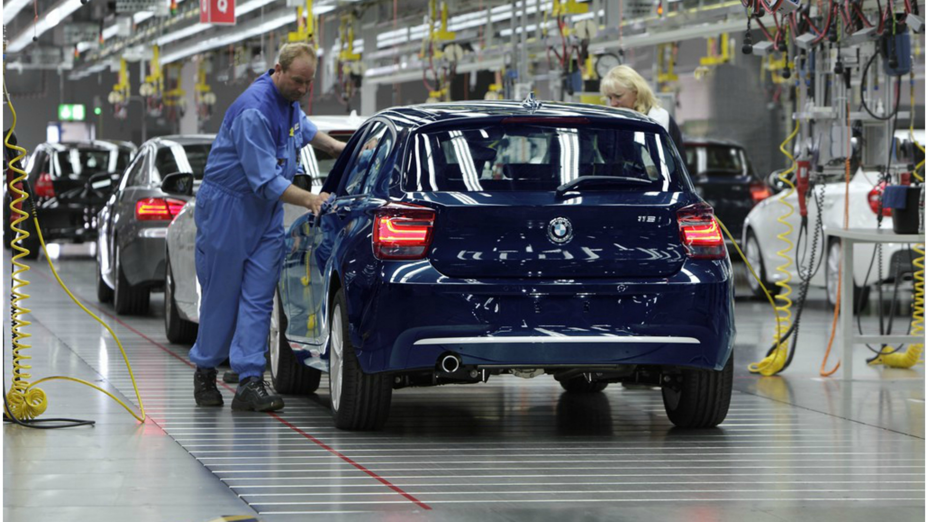 Blauer Volkswagen Käfer Tagsüber Unterwegs Road. Wallpaper in 3840x2160 Resolution