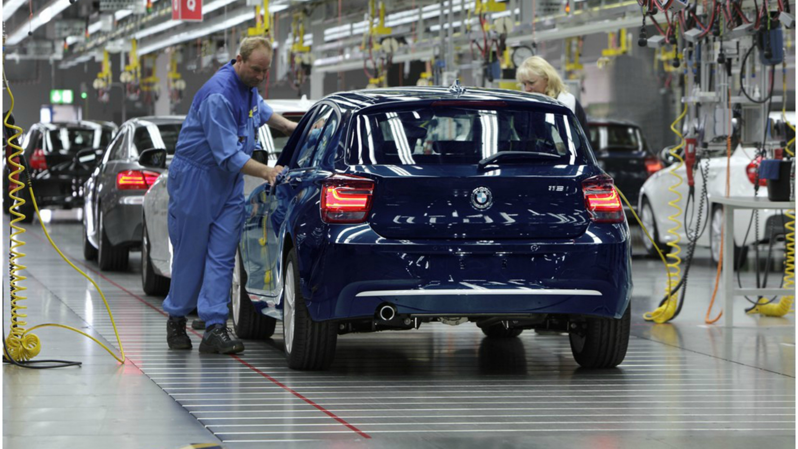 Volkswagen Beetle Bleu Sur Route Pendant la Journée. Wallpaper in 2560x1440 Resolution