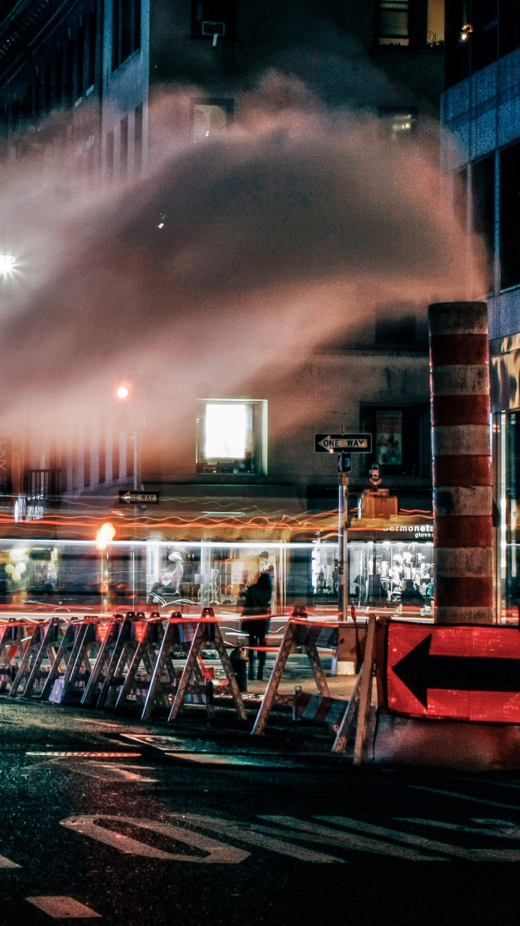 Feuerwerk Über Der Stadt Während Der Nacht. Wallpaper in 750x1334 Resolution