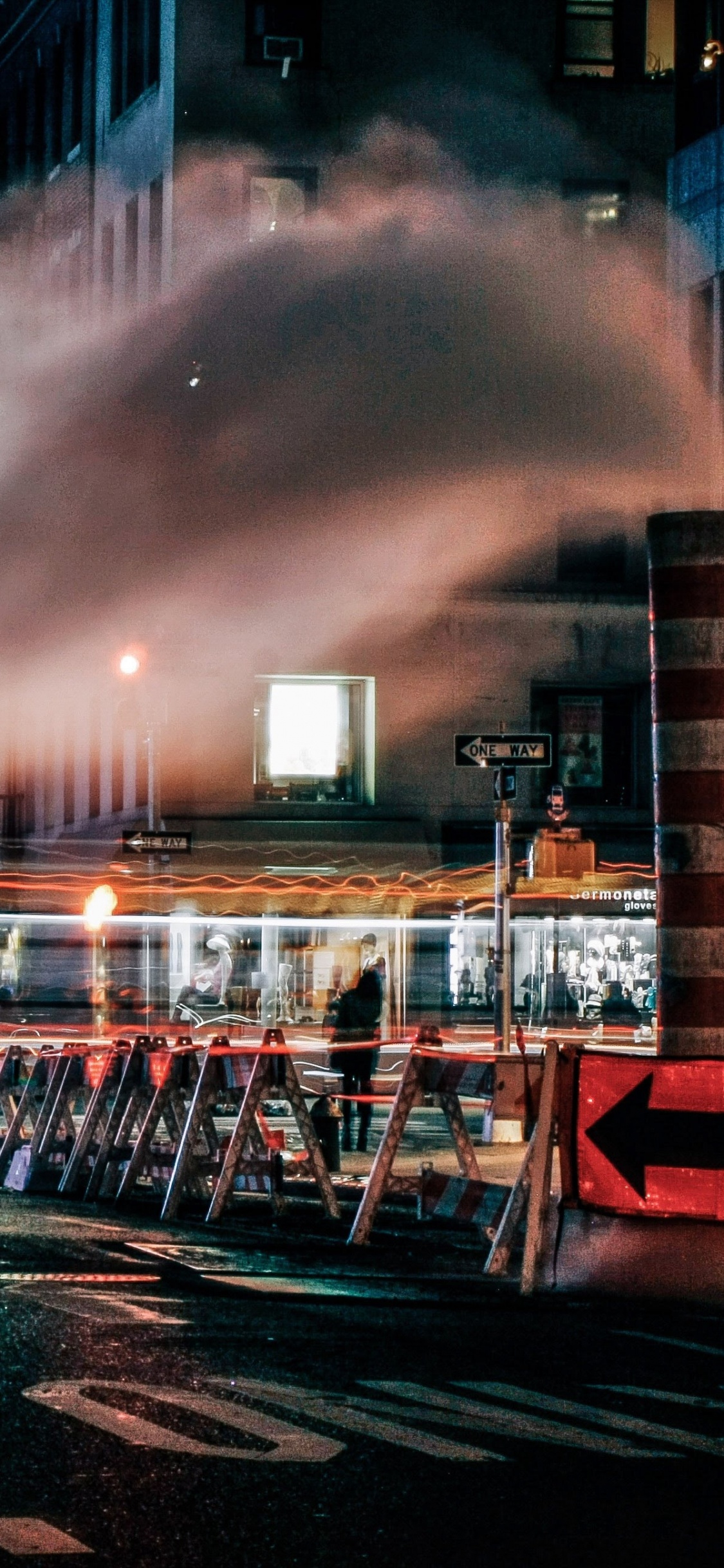 Feu D'artifice Sur la Ville Pendant la Nuit. Wallpaper in 1125x2436 Resolution