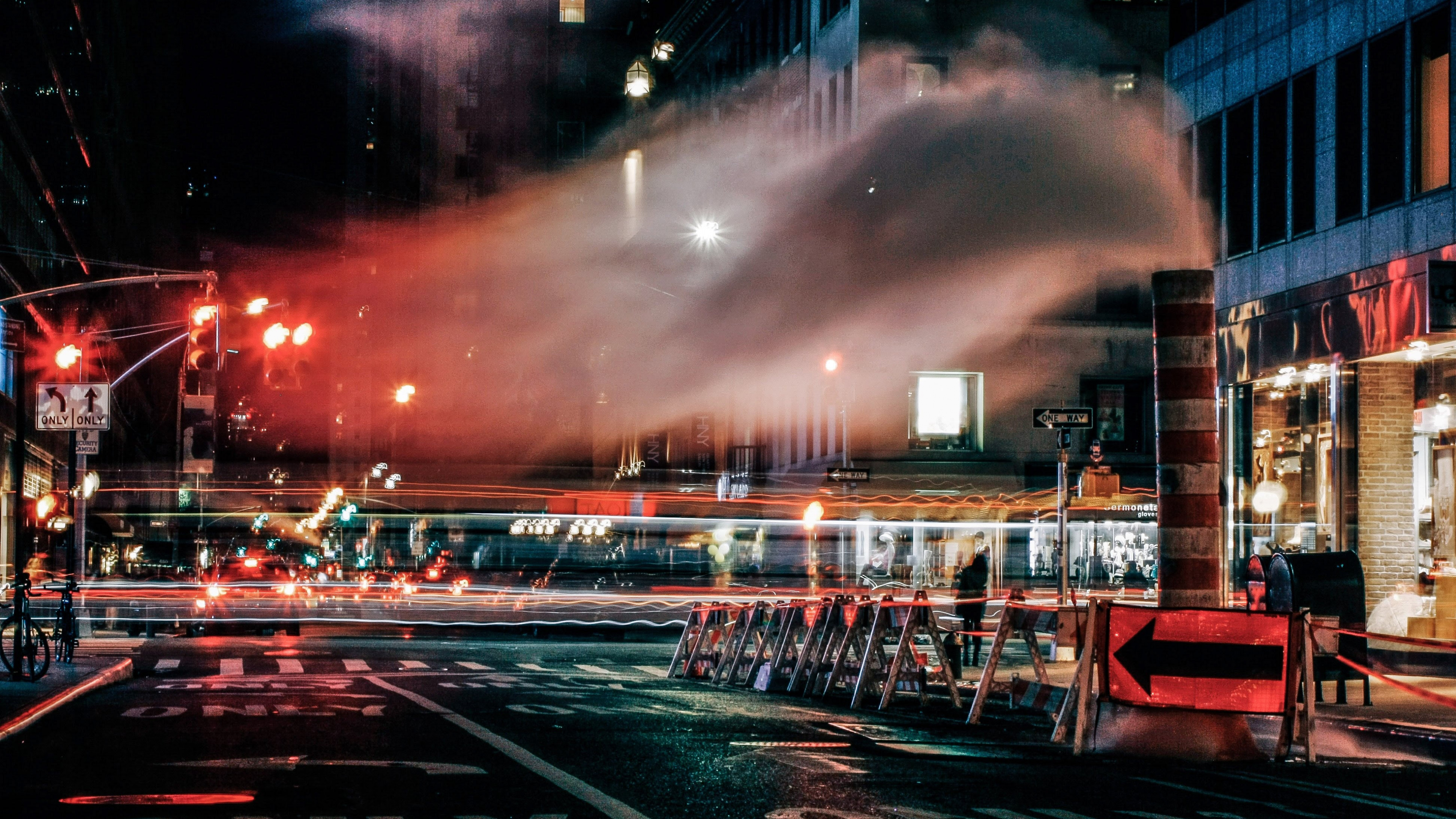Feu D'artifice Sur la Ville Pendant la Nuit. Wallpaper in 3840x2160 Resolution