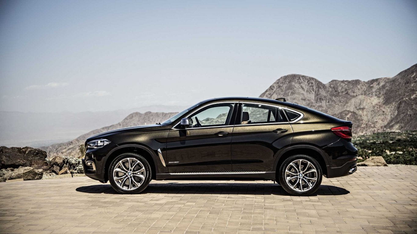 Schwarze Limousine Auf Grauer Betonstraße Tagsüber. Wallpaper in 1366x768 Resolution