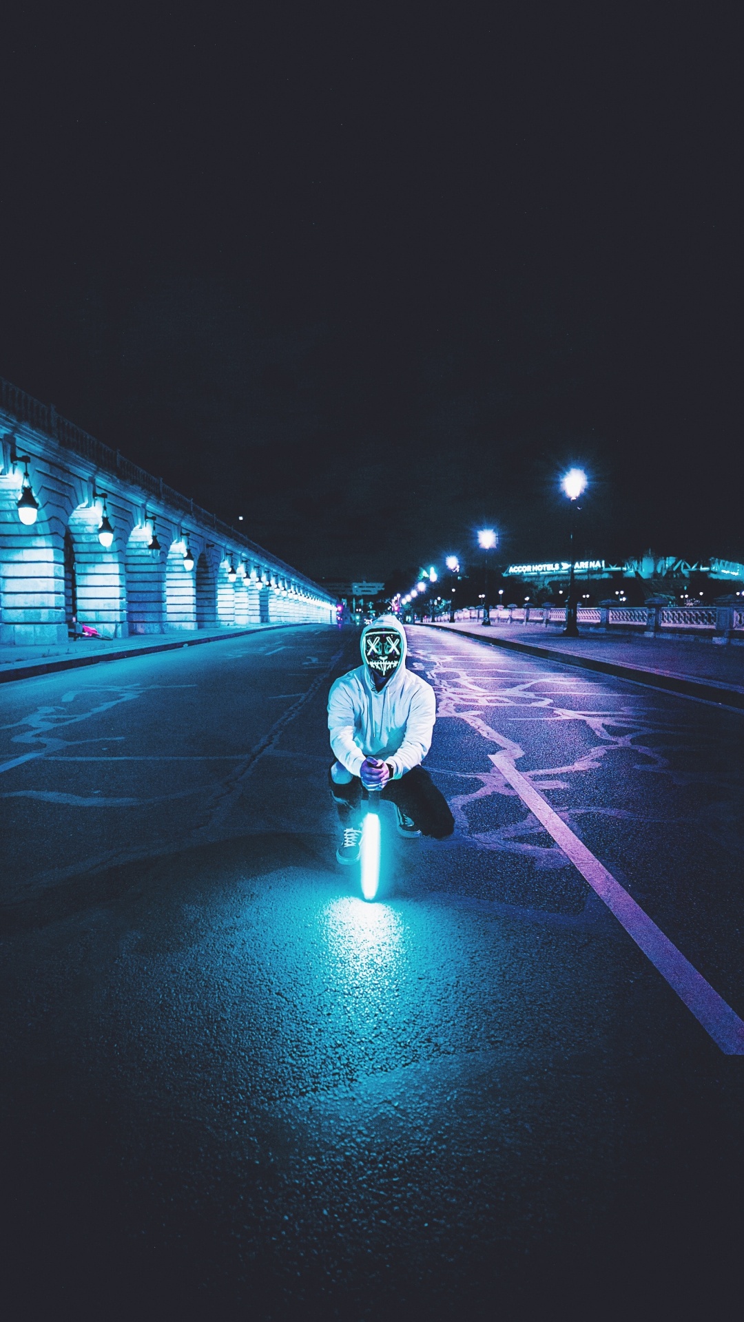 Homme en Veste Noire et Pantalon Debout Sur la Route Pendant la Nuit. Wallpaper in 1080x1920 Resolution