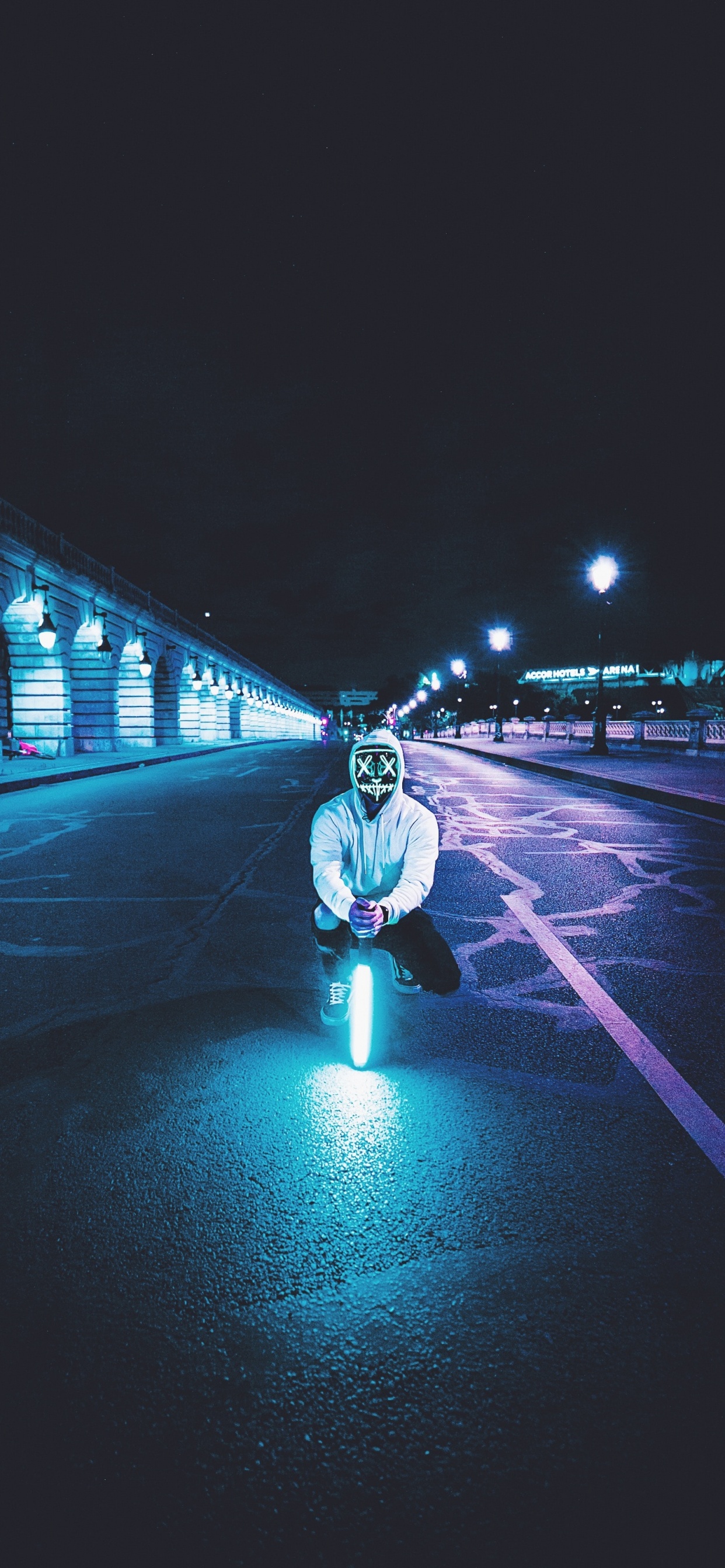 Homme en Veste Noire et Pantalon Debout Sur la Route Pendant la Nuit. Wallpaper in 1242x2688 Resolution