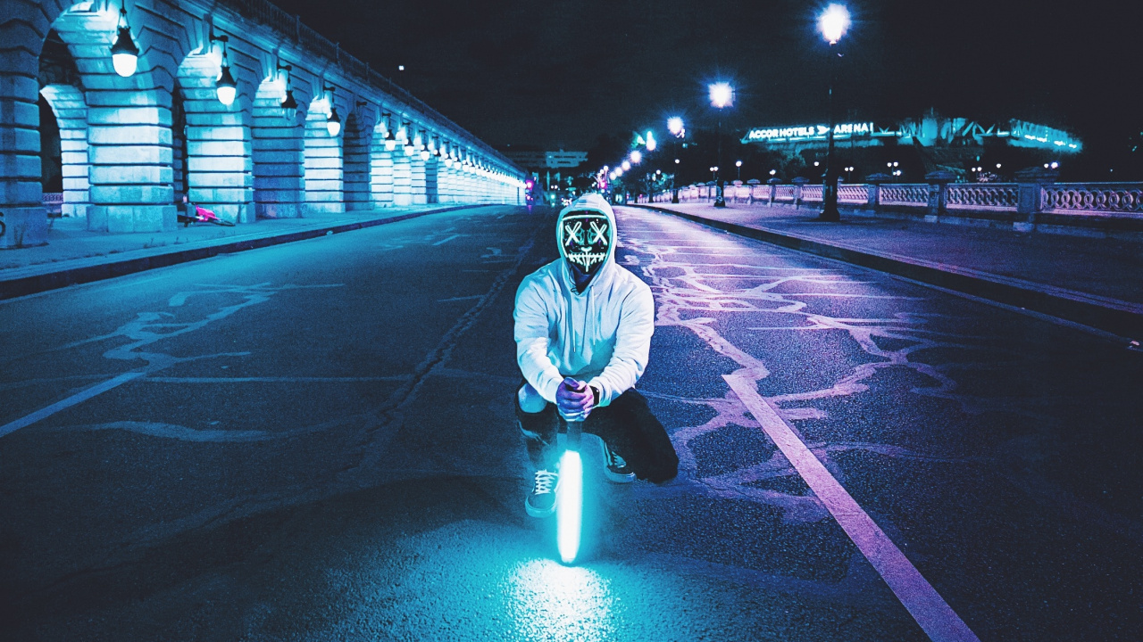 Homme en Veste Noire et Pantalon Debout Sur la Route Pendant la Nuit. Wallpaper in 1280x720 Resolution