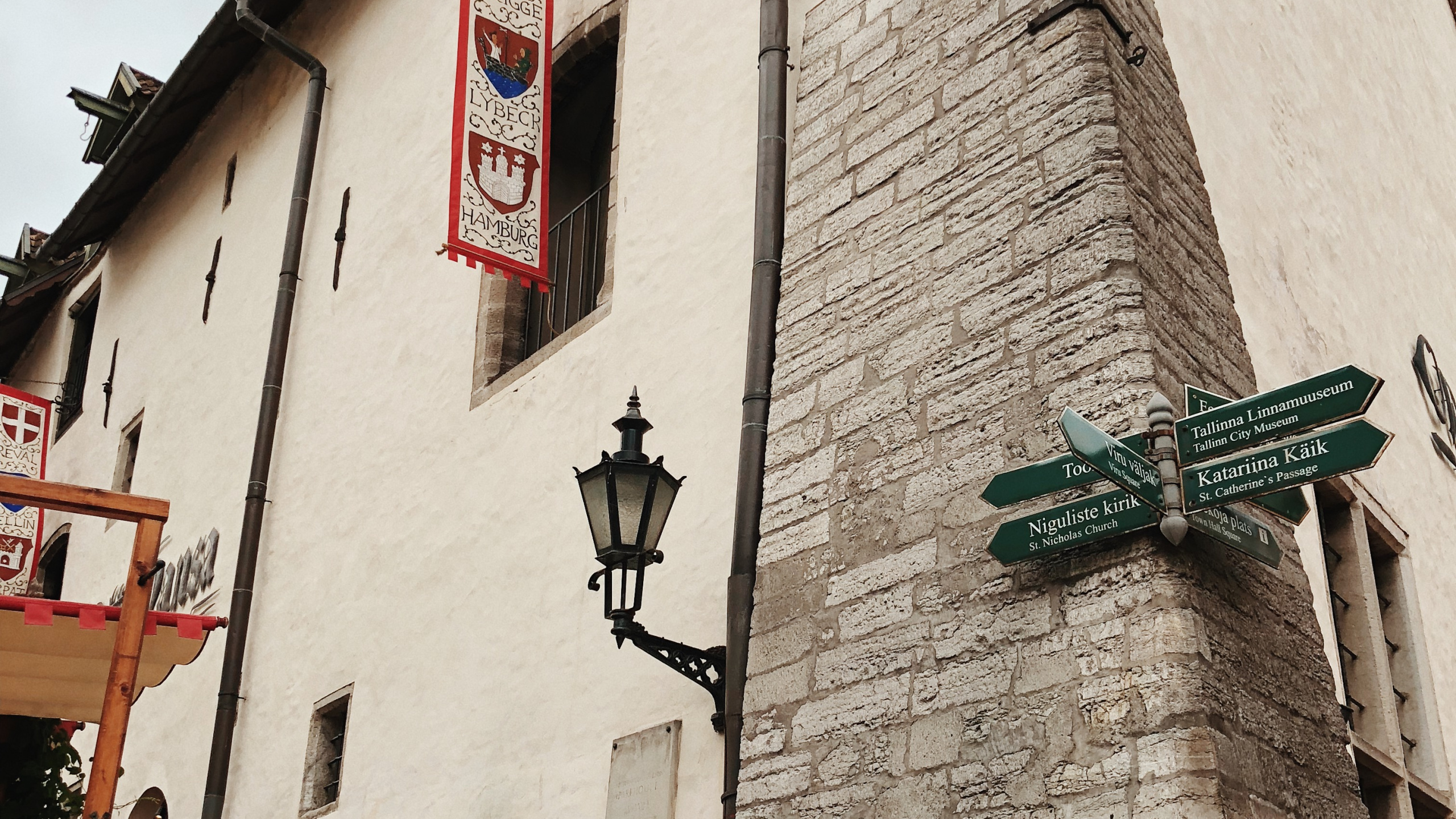 Medieval Restaurant Olde Hansa, Old Town Square, Faade, Flowerpot, Sculpture. Wallpaper in 2560x1440 Resolution