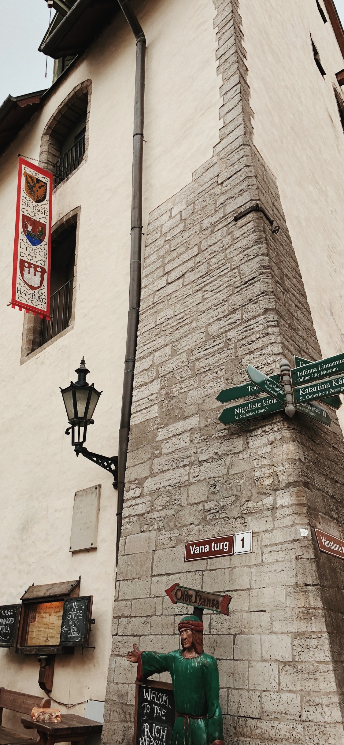 Restaurante Medieval Olde Hansa, Plaza de la Ciudad Vieja, Faade, Maceta, Escultura. Wallpaper in 1125x2436 Resolution