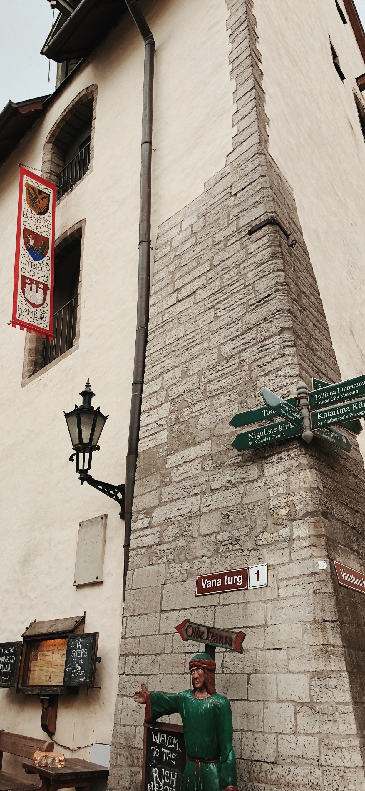 Restaurante Medieval Olde Hansa, Plaza de la Ciudad Vieja, Faade, Maceta, Escultura. Wallpaper in 1242x2688 Resolution