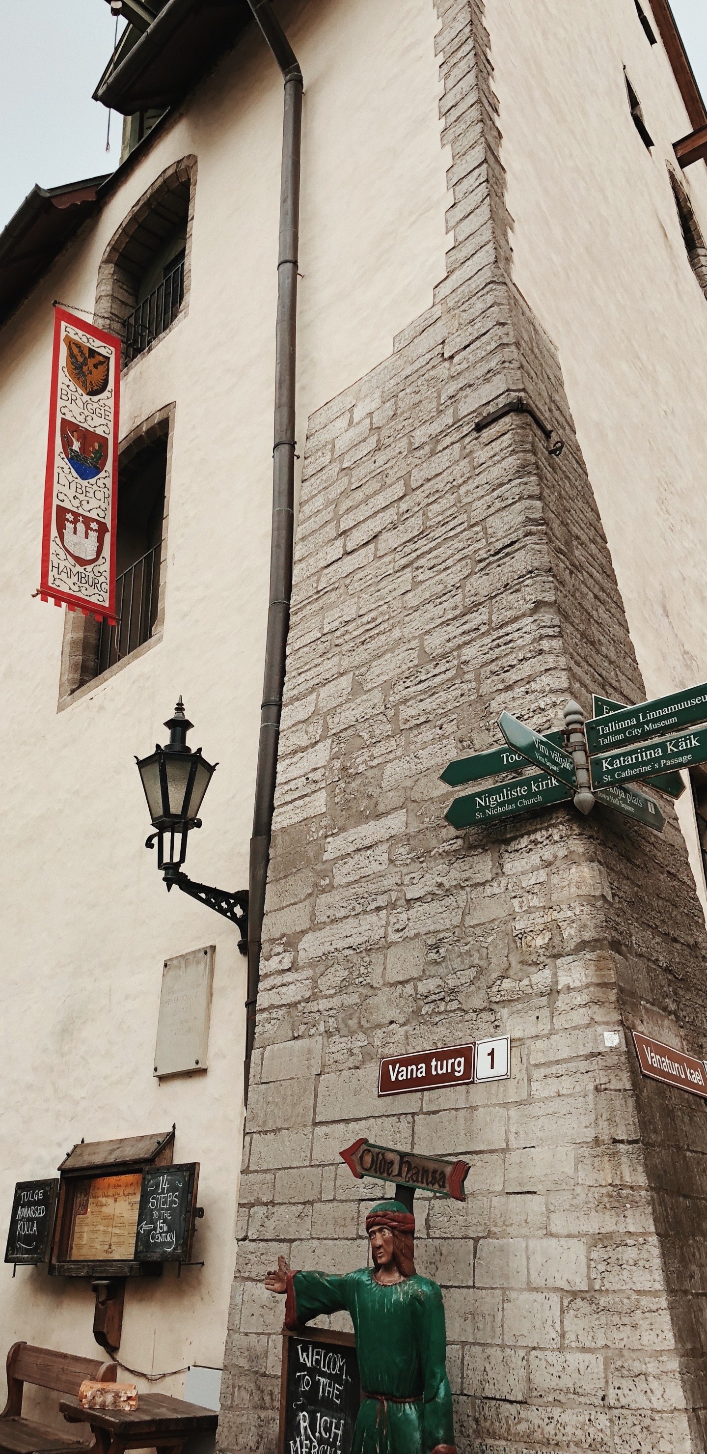 Restaurante Medieval Olde Hansa, Plaza de la Ciudad Vieja, Faade, Maceta, Escultura. Wallpaper in 1440x2960 Resolution