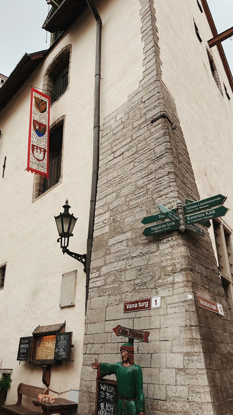 Restaurante Medieval Olde Hansa, Plaza de la Ciudad Vieja, Faade, Maceta, Escultura. Wallpaper in 750x1334 Resolution