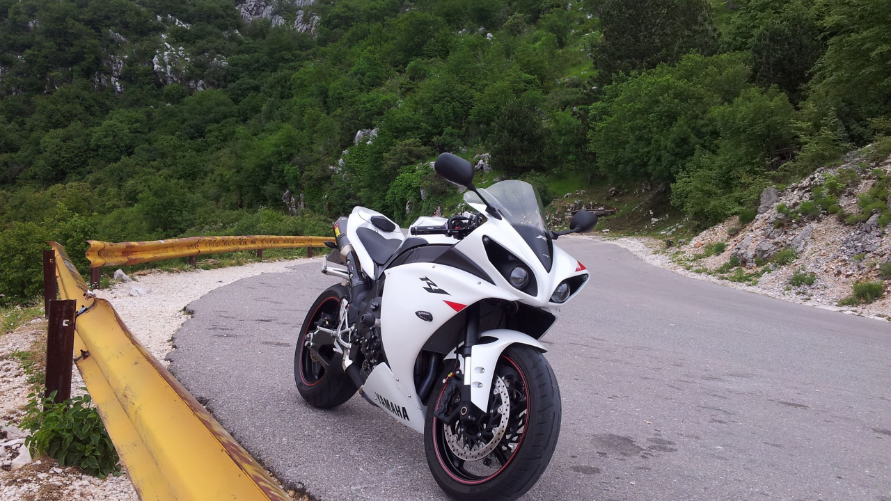 White and Black Sports Bike on Road During Daytime. Wallpaper in 1280x720 Resolution