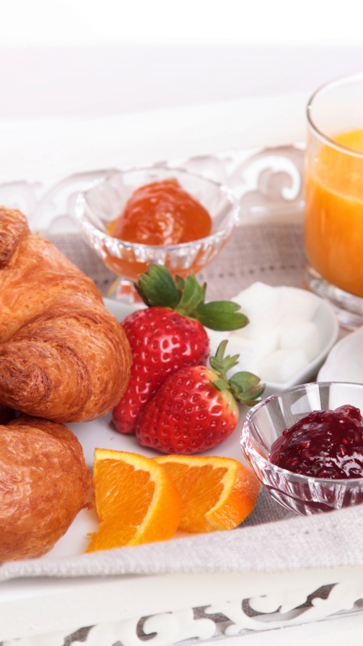 Pan en Bandeja de Cerámica Blanca. Wallpaper in 720x1280 Resolution