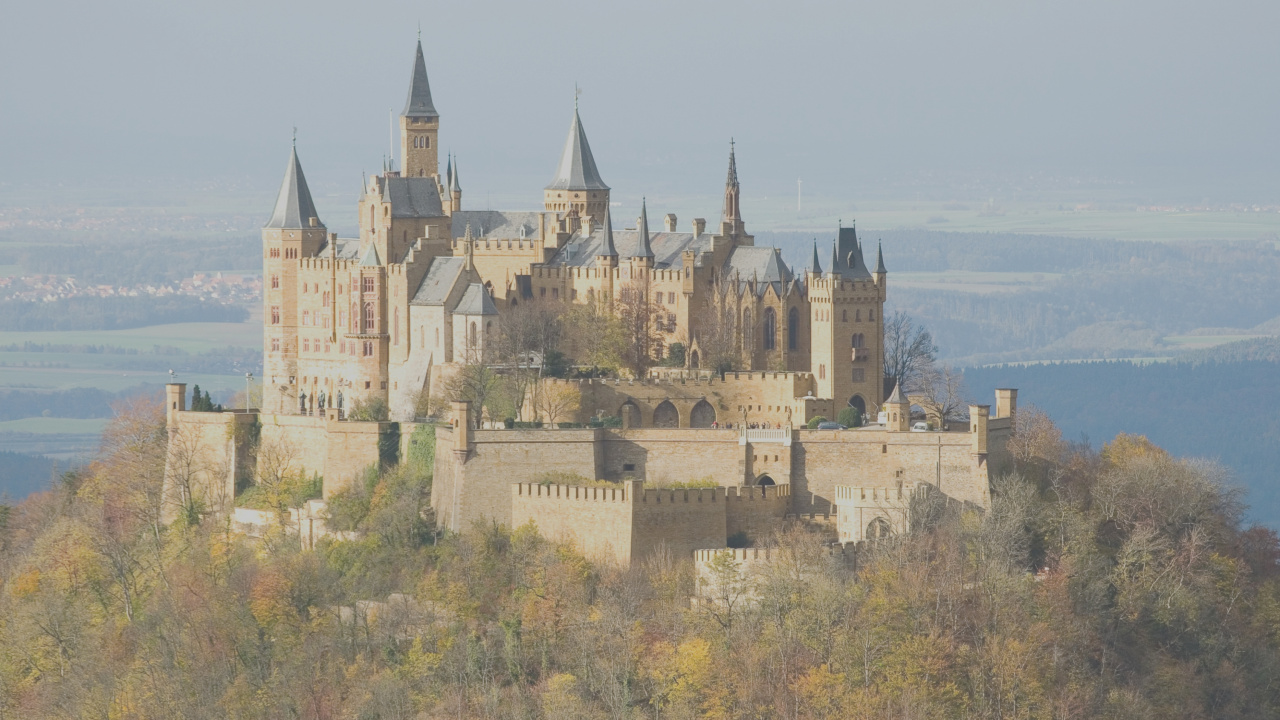 Braunes Und Weißes Schloss Auf Einem Hügel. Wallpaper in 1280x720 Resolution