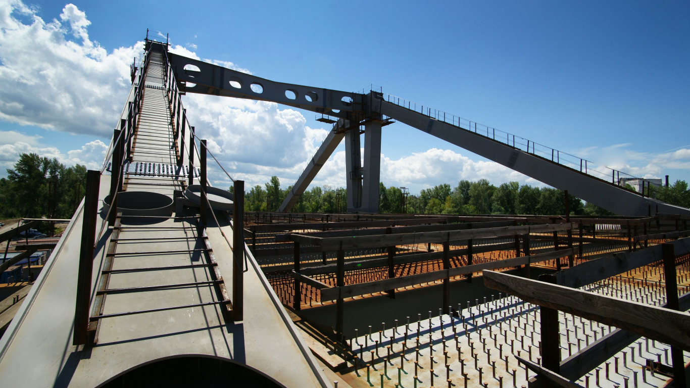 White and Brown Bridge Under Blue Sky During Daytime. Wallpaper in 1366x768 Resolution