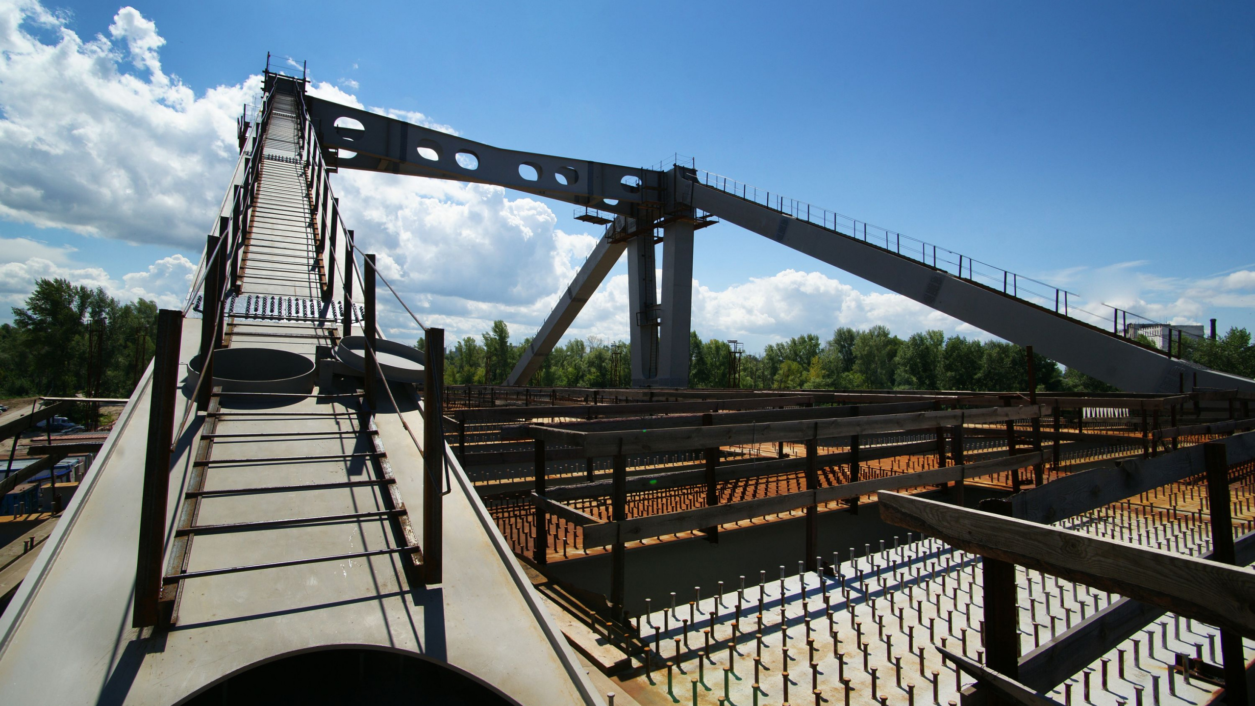 White and Brown Bridge Under Blue Sky During Daytime. Wallpaper in 2560x1440 Resolution