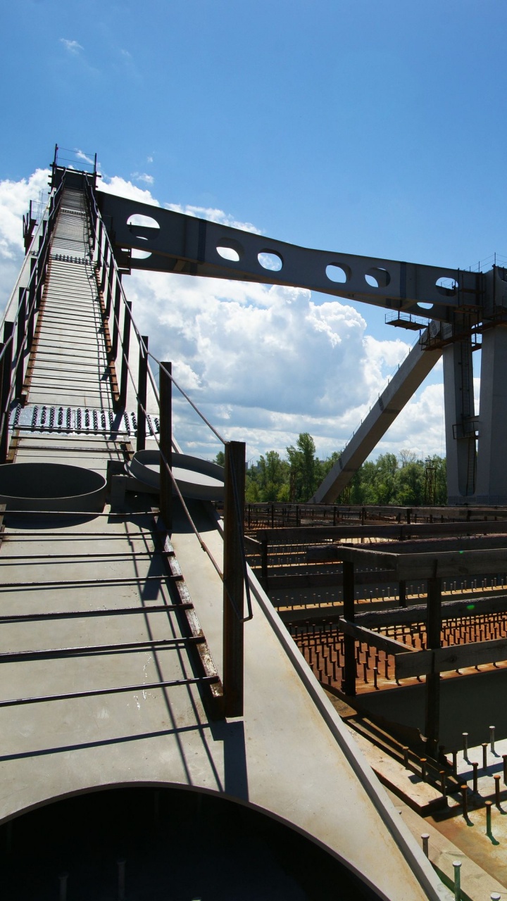 White and Brown Bridge Under Blue Sky During Daytime. Wallpaper in 720x1280 Resolution