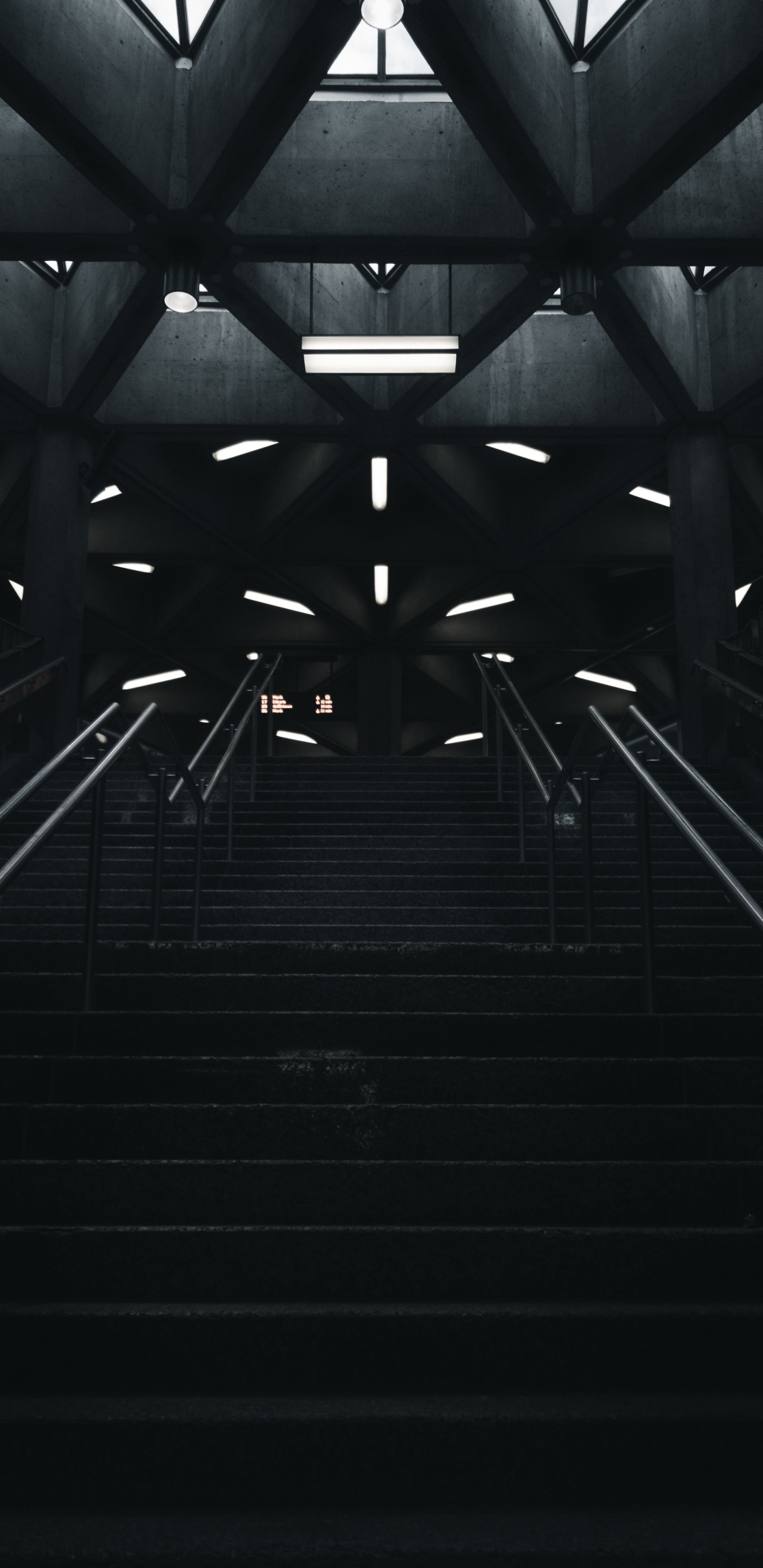 Gente Caminando en el Túnel Durante el Día. Wallpaper in 1440x2960 Resolution