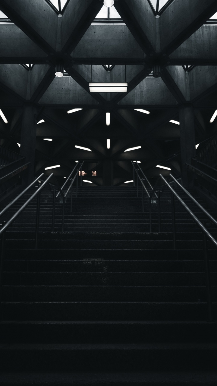 Gente Caminando en el Túnel Durante el Día. Wallpaper in 720x1280 Resolution
