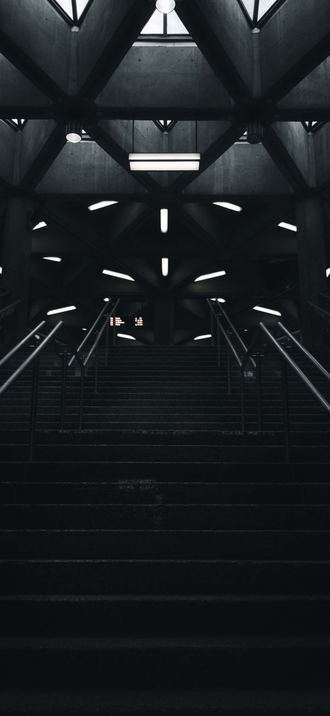 Leute, Die Tagsüber Auf Tunnel Gehen. Wallpaper in 1125x2436 Resolution