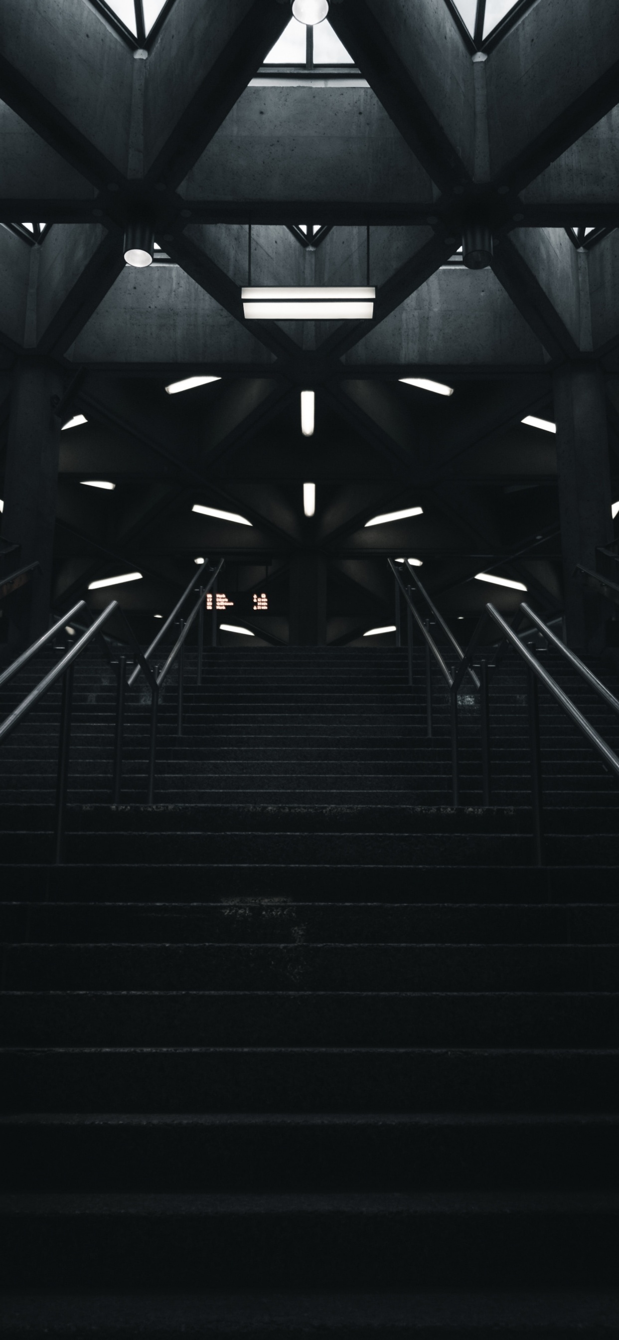 Leute, Die Tagsüber Auf Tunnel Gehen. Wallpaper in 1242x2688 Resolution