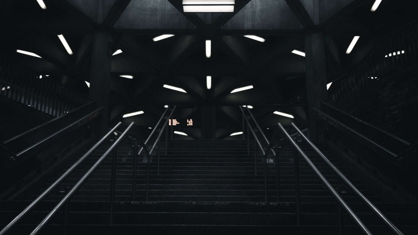 Leute, Die Tagsüber Auf Tunnel Gehen. Wallpaper in 1366x768 Resolution