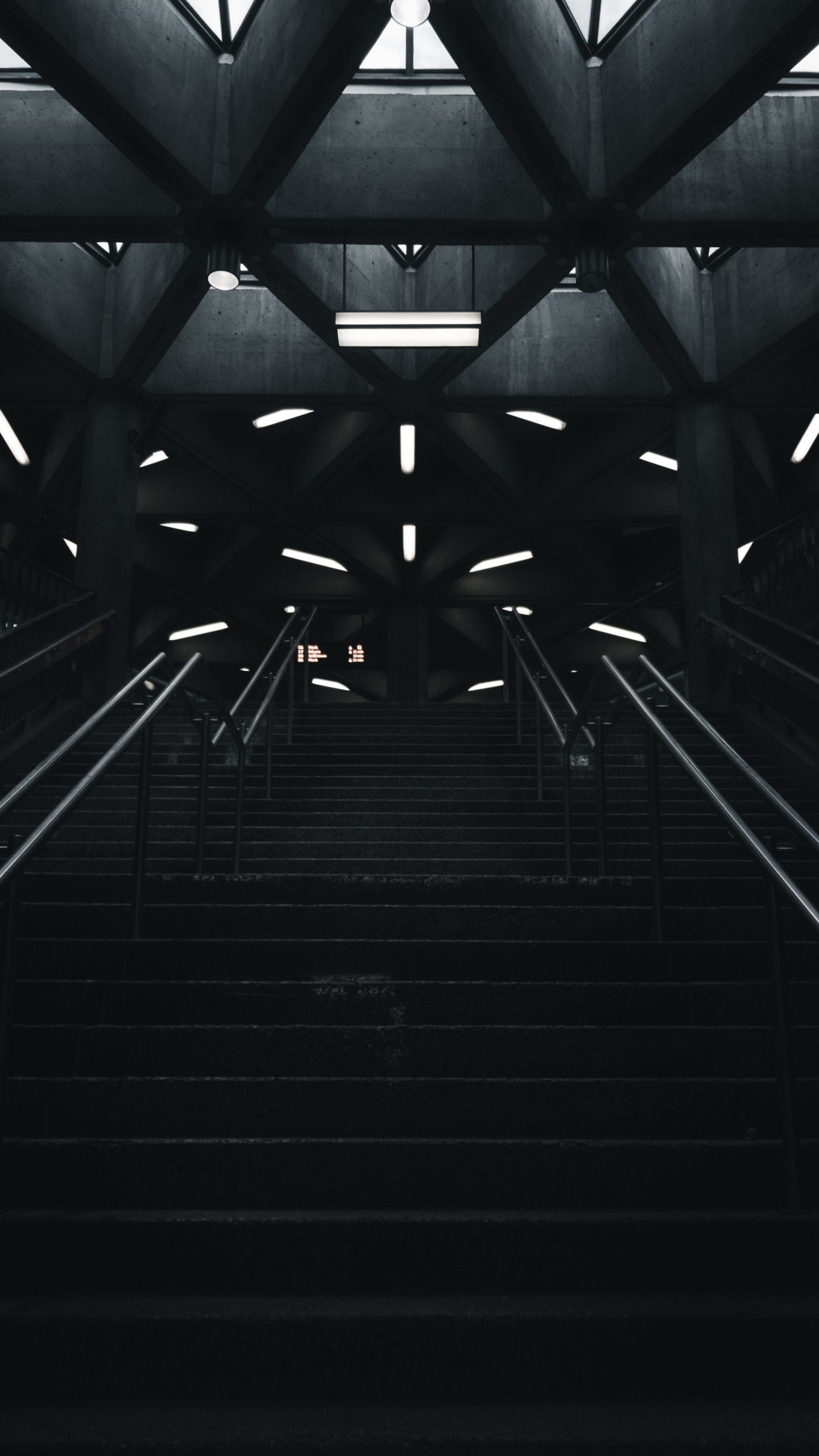 Leute, Die Tagsüber Auf Tunnel Gehen. Wallpaper in 1440x2560 Resolution