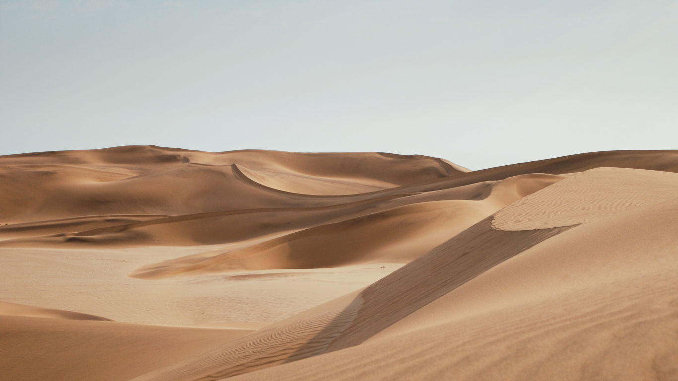 Tagsüber Brauner Sand Unter Blauem Himmel. Wallpaper in 1366x768 Resolution