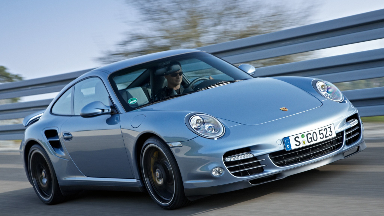 Blauer Porsche 911 Tagsüber Unterwegs. Wallpaper in 1280x720 Resolution