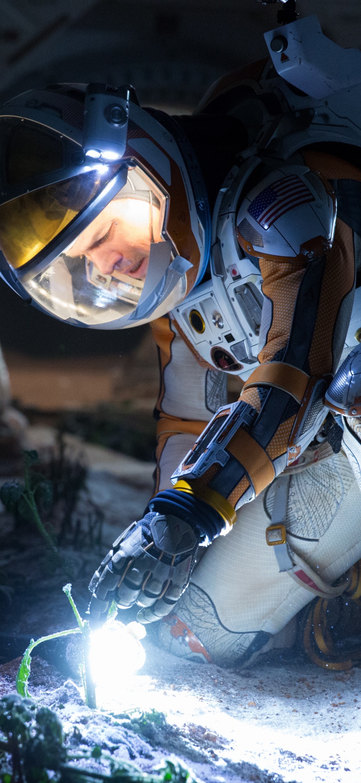 Femme en Costume Noir et Blanc Avec Casque. Wallpaper in 1242x2688 Resolution