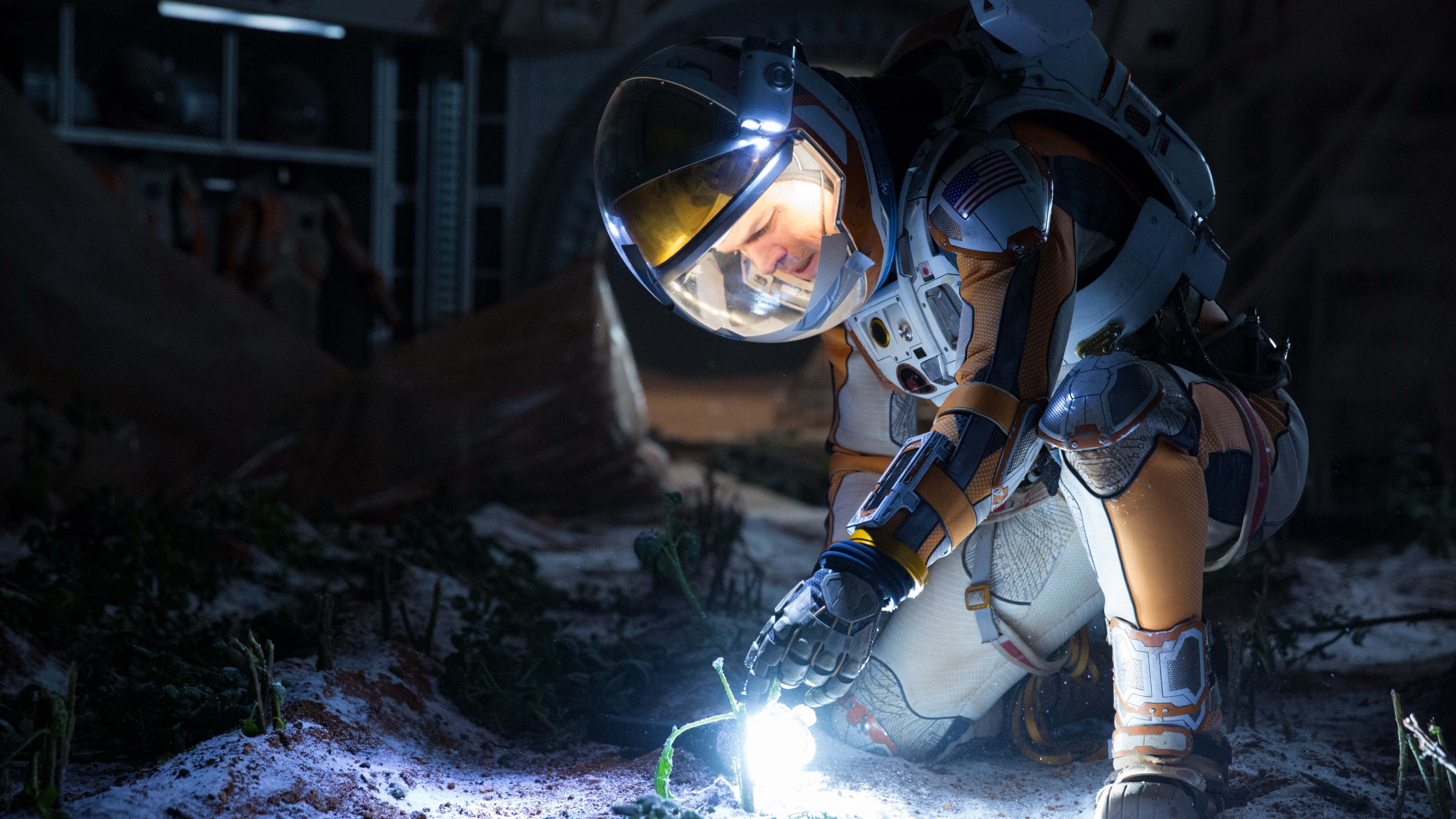 Frau im Schwarz-weißen Anzug Mit Helm. Wallpaper in 3840x2160 Resolution