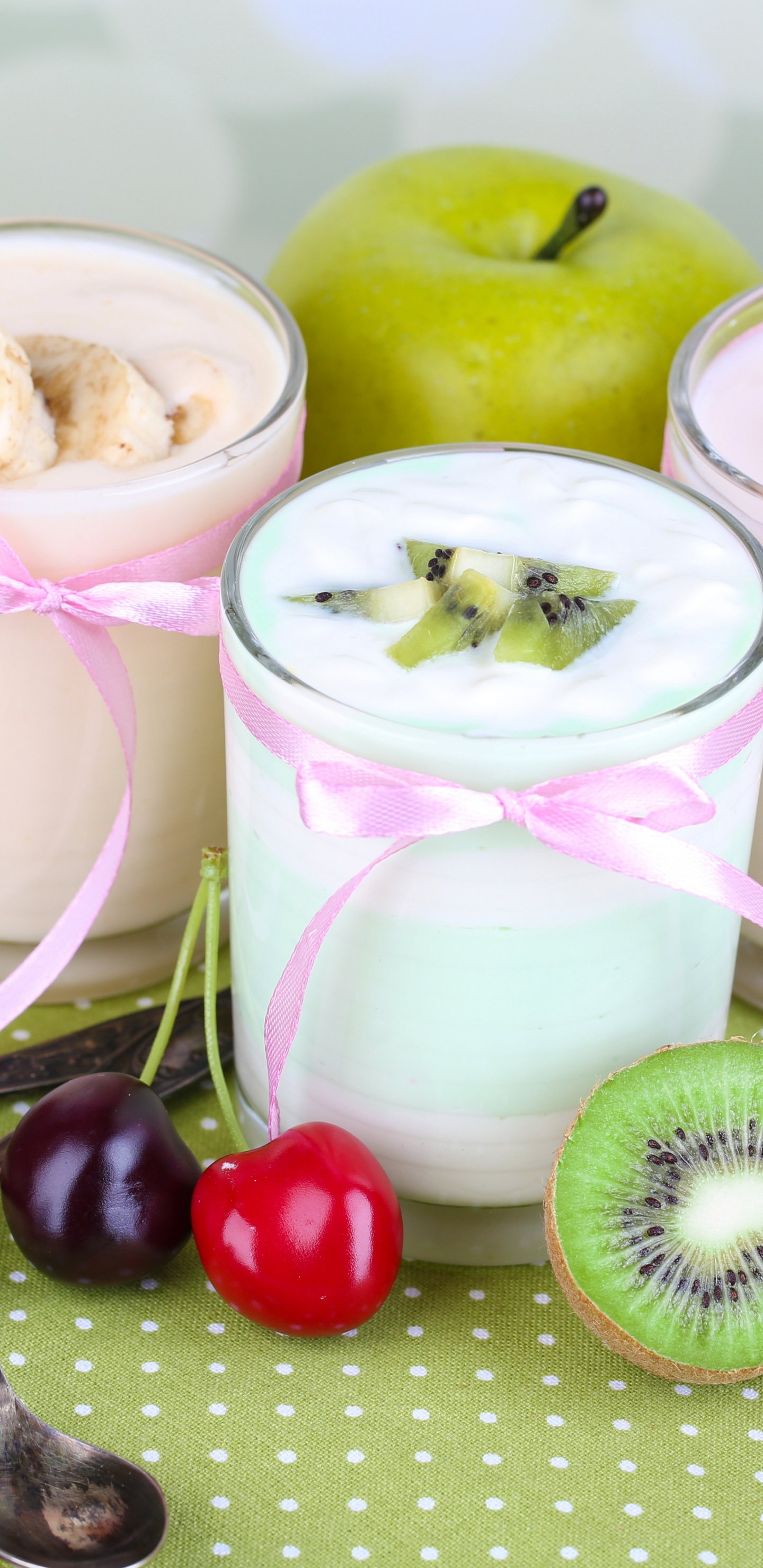 Pomme et Fraise Tranchées Sur Bol en Céramique Blanche. Wallpaper in 1440x2960 Resolution