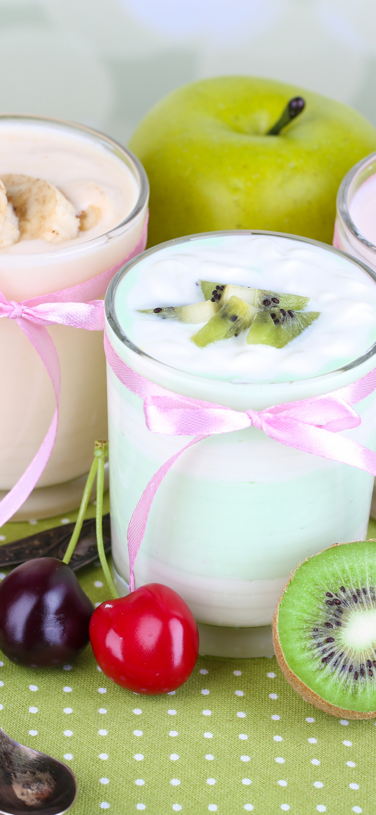 Rodajas de Manzana y Fresa en Cuenco de Cerámica Blanca. Wallpaper in 1242x2688 Resolution