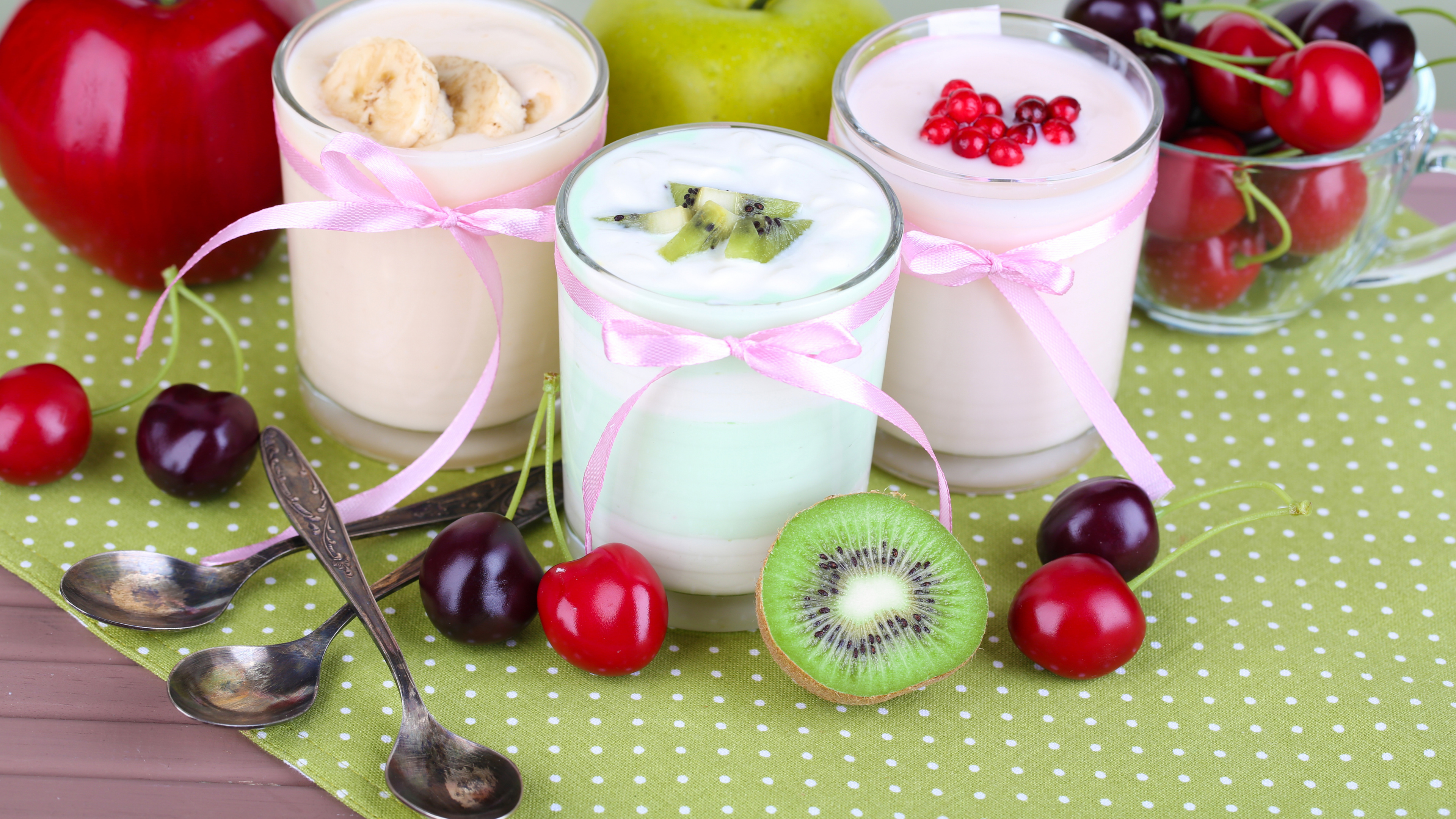 Geschnittener Apfel Und Erdbeere Auf Weißer Keramikschale Ceramic. Wallpaper in 3840x2160 Resolution