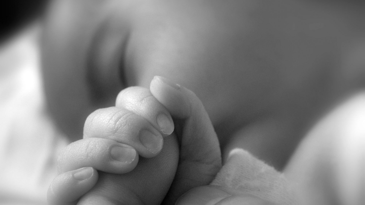 Doigt, Enfant, Ongle, Noir et Blanc, Grossesse. Wallpaper in 1280x720 Resolution