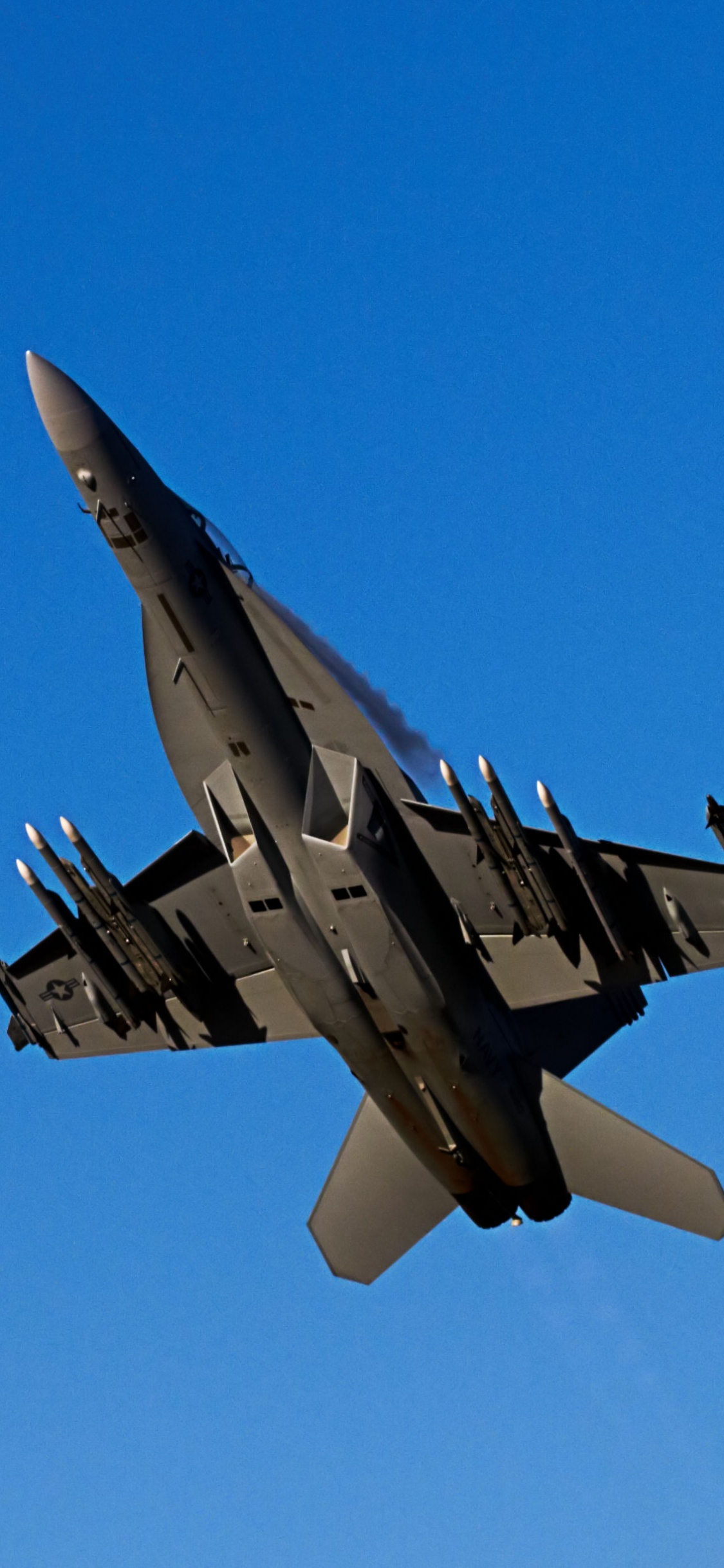 Grauer Kampfjet in Der Luft Tagsüber Air. Wallpaper in 1125x2436 Resolution