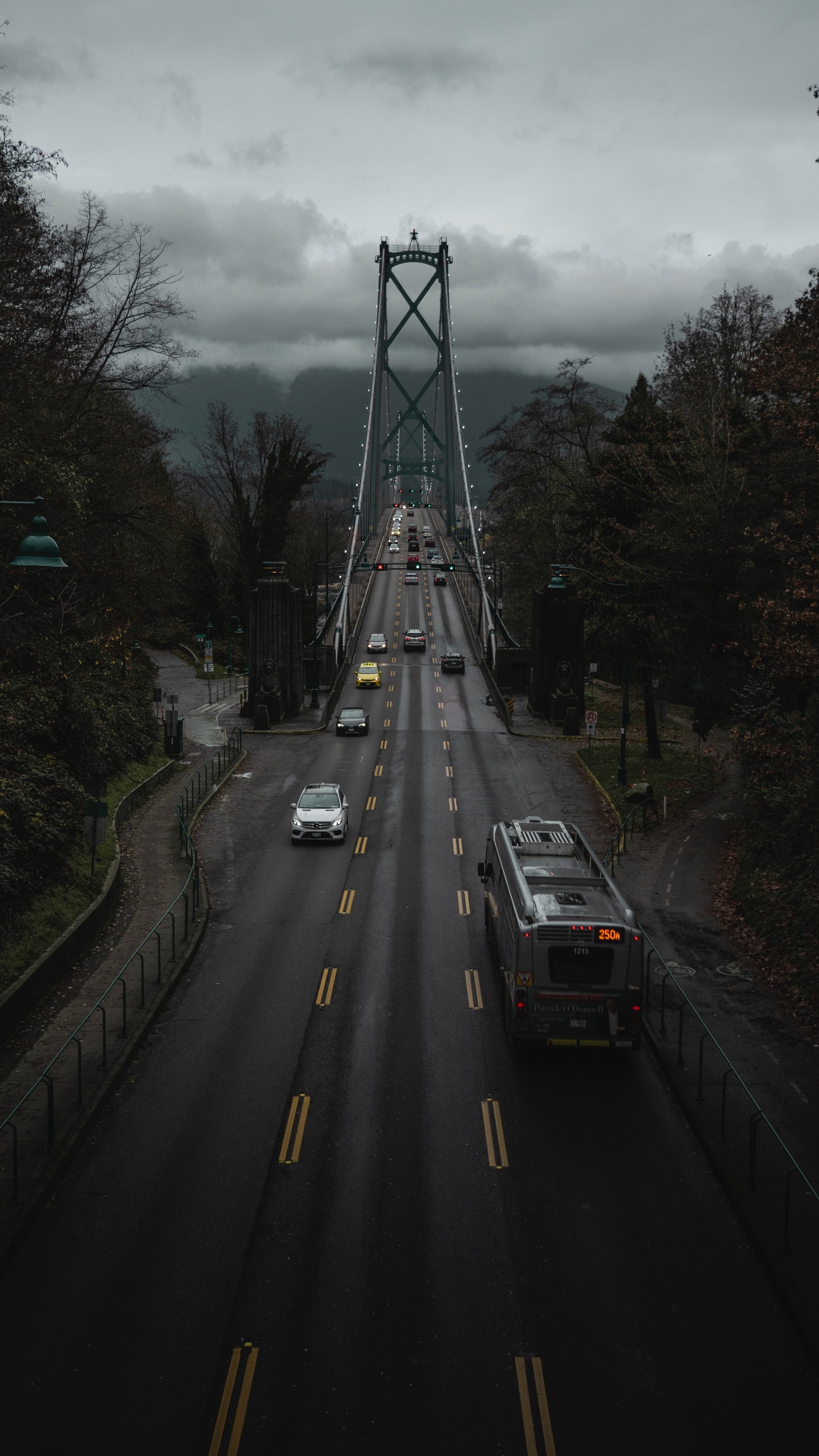 Coche Negro en la Carretera de Hormigón Gris. Wallpaper in 1440x2560 Resolution
