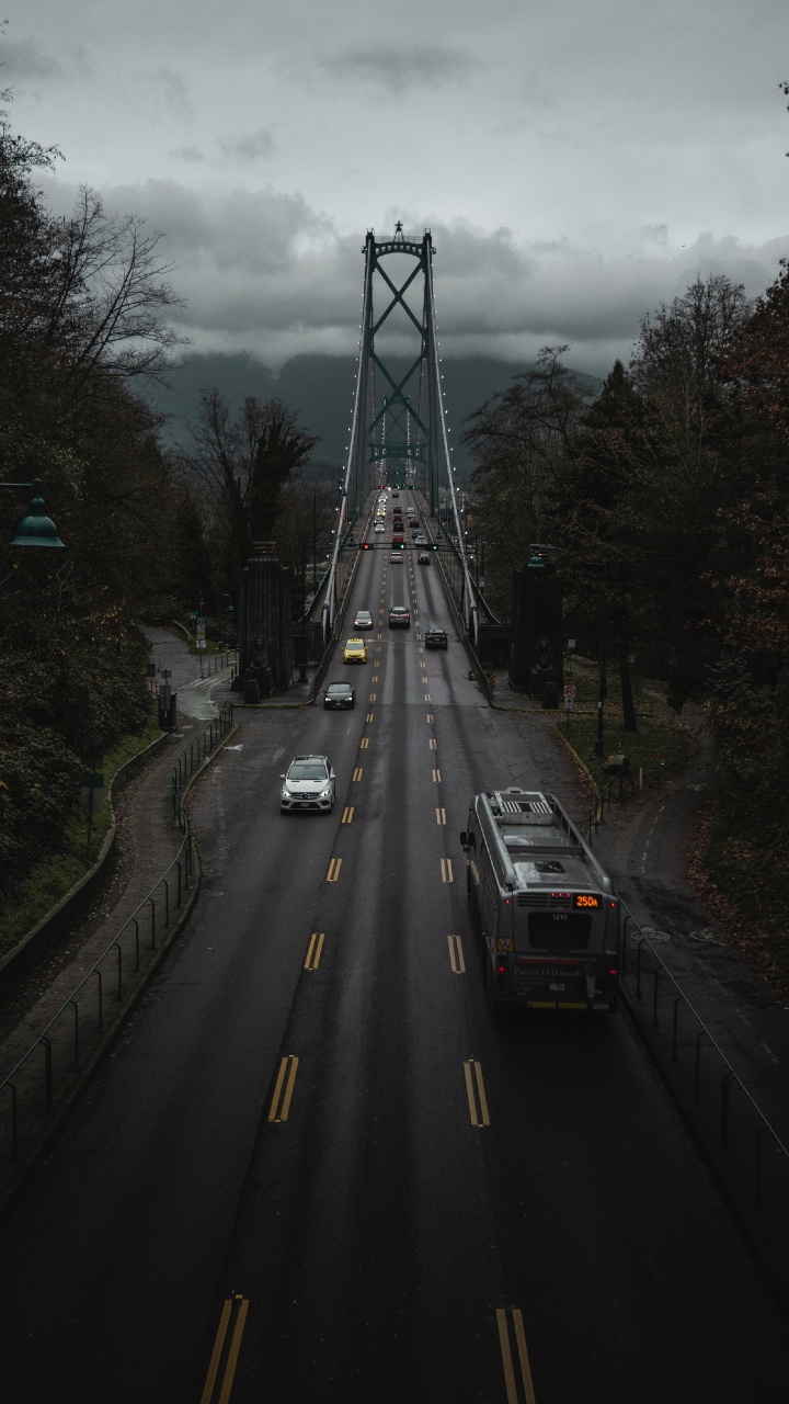 Coche Negro en la Carretera de Hormigón Gris. Wallpaper in 720x1280 Resolution