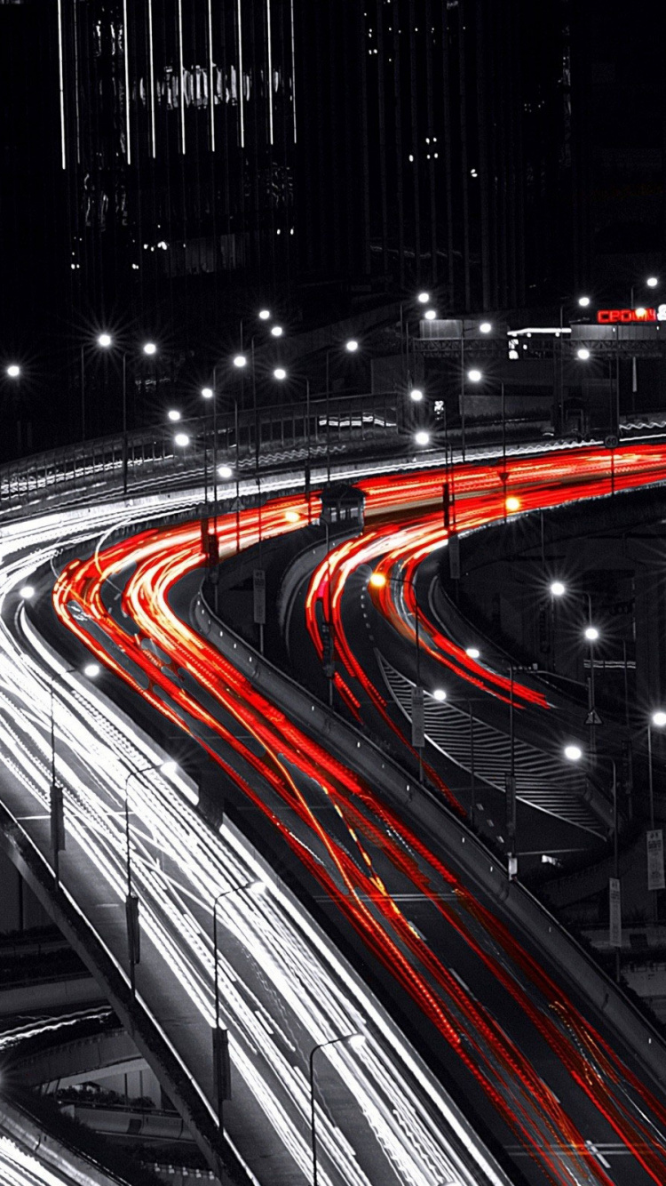 Zeitrafferaufnahmen Von Autos Auf Der Straße Während Der Nachtzeit. Wallpaper in 750x1334 Resolution