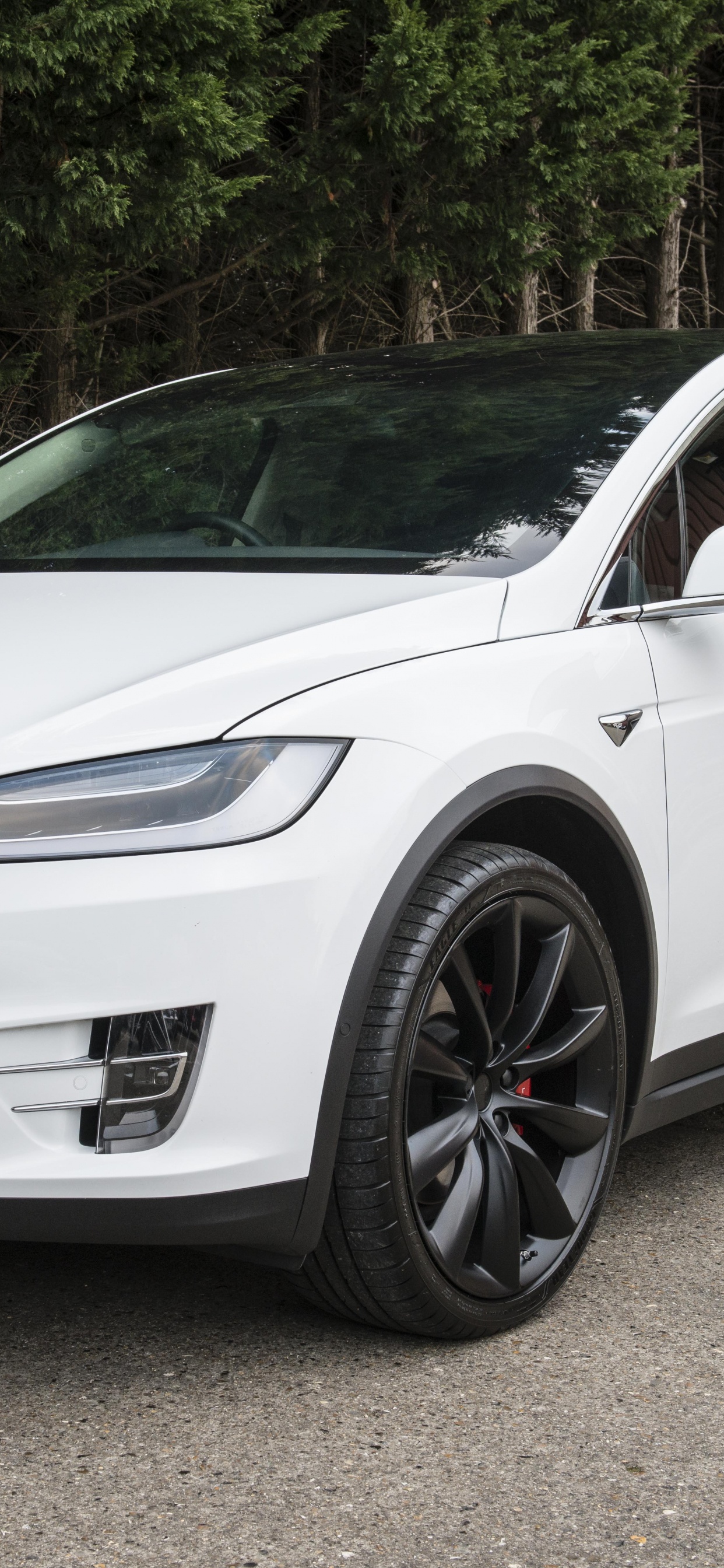 Weißes Bmw m 3 Coupe, Das Tagsüber Auf Grauem Betonpflaster Geparkt Ist. Wallpaper in 1242x2688 Resolution