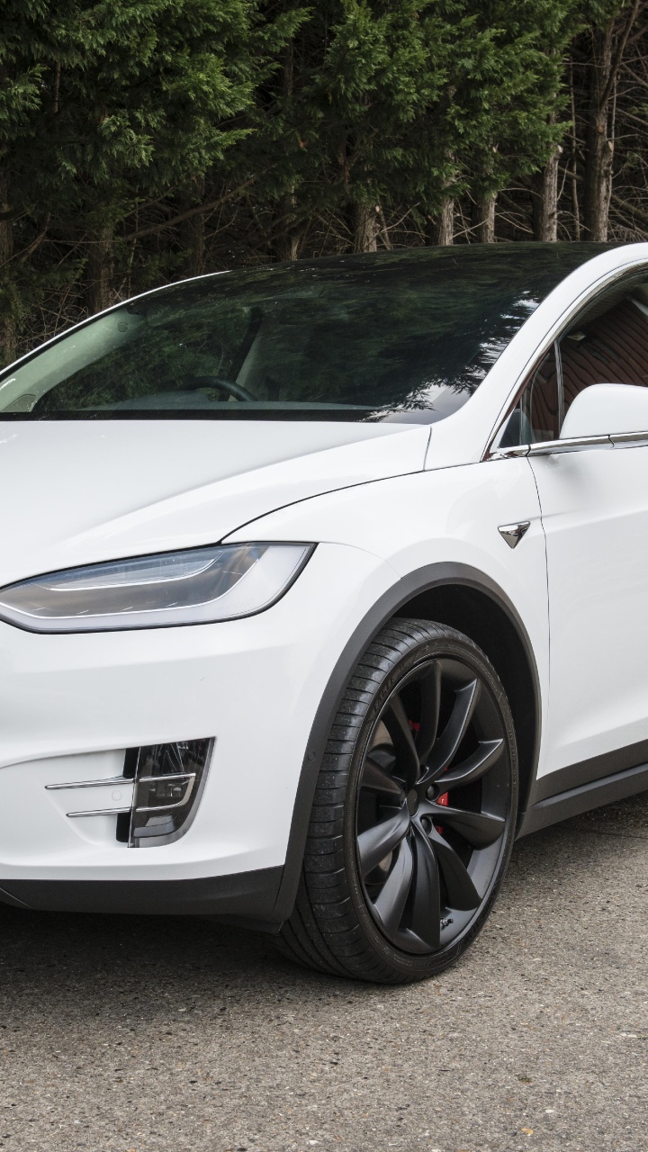 Weißes Bmw m 3 Coupe, Das Tagsüber Auf Grauem Betonpflaster Geparkt Ist. Wallpaper in 720x1280 Resolution